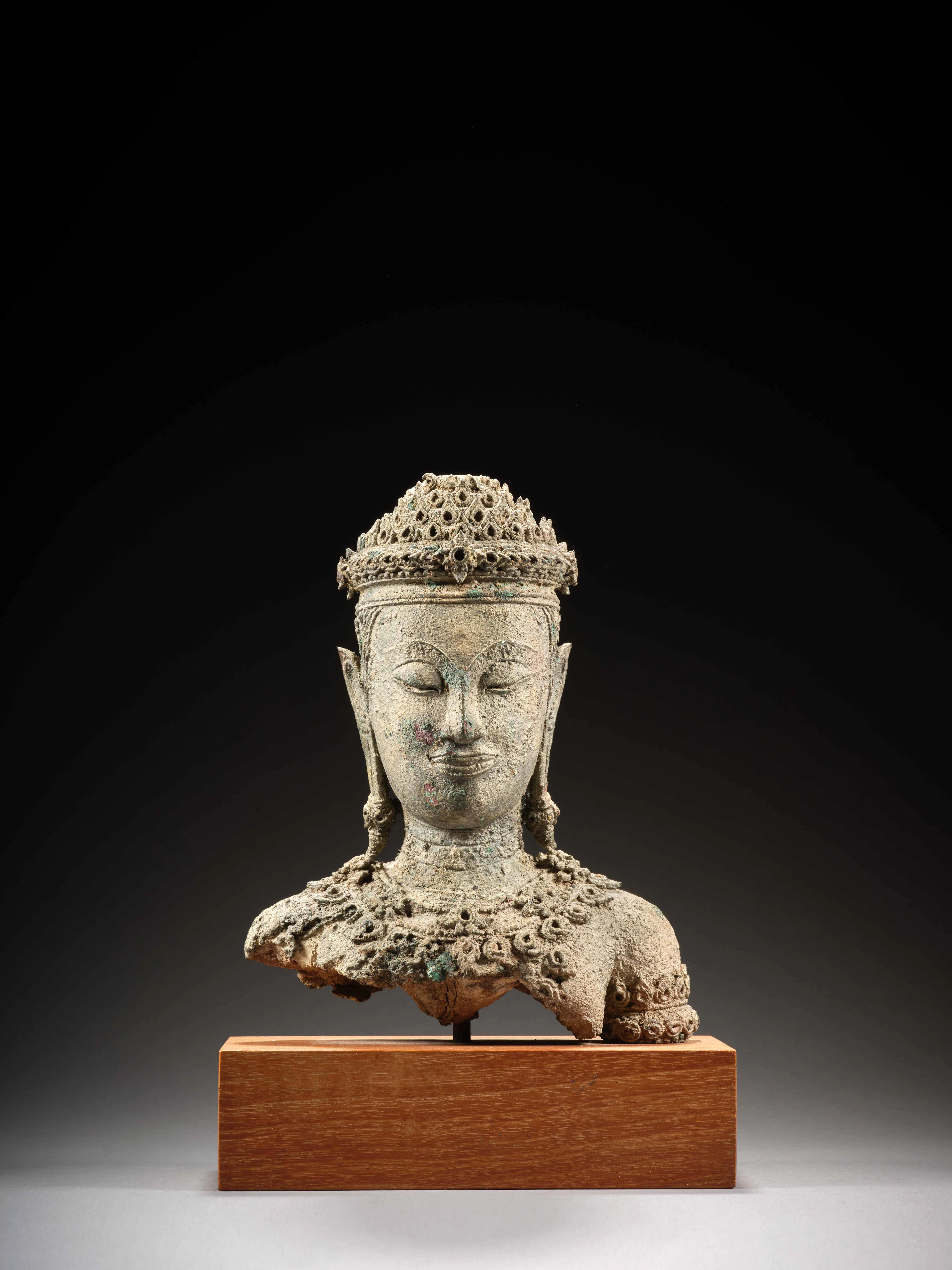 PETIT BUSTE DE BOUDDHA EN BRONZE, Thaïlande, XVIIe siècle