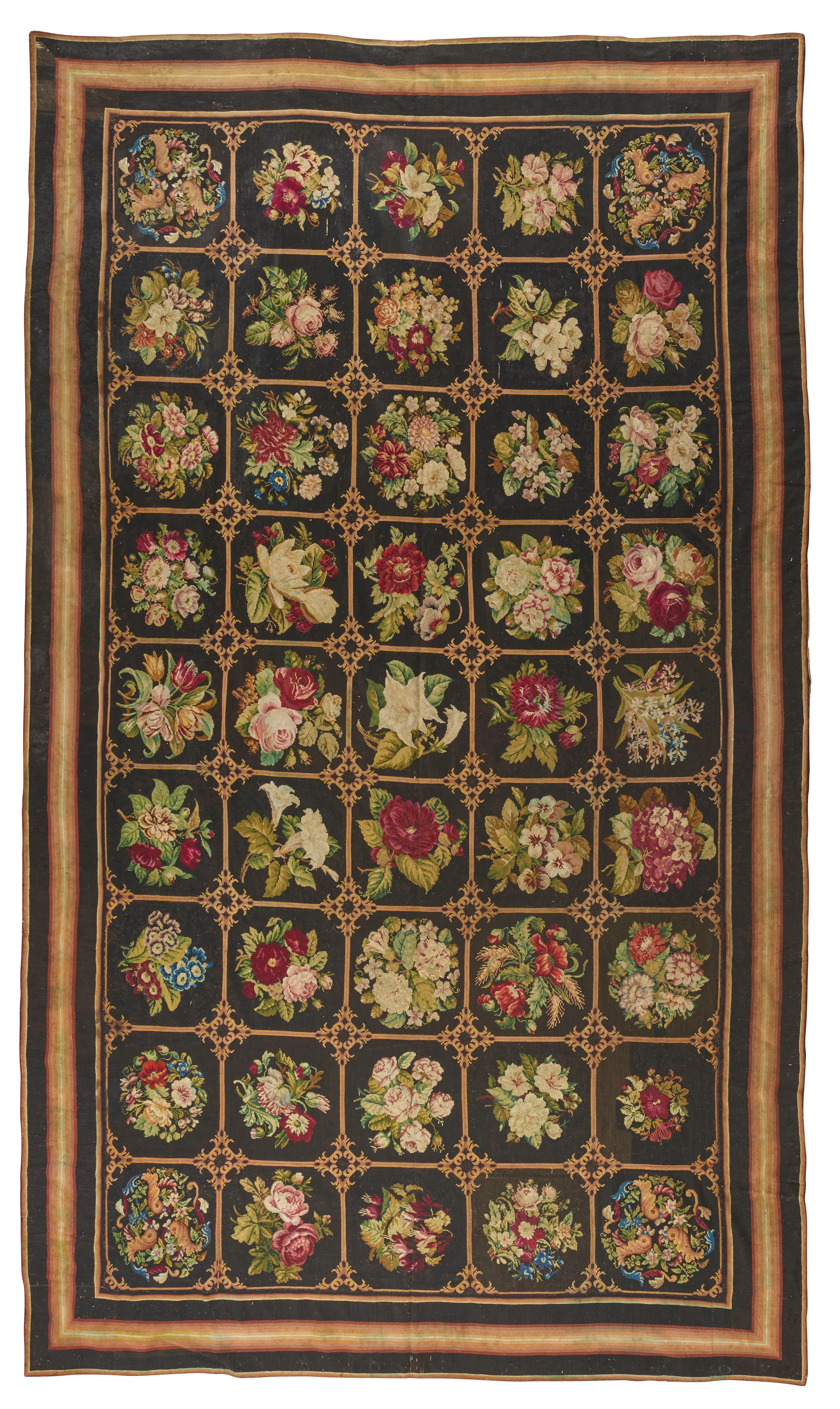TAPIS DE SOL BRODÉ DE STYLE NAPOLÉON III, FRANCE, SECONDE PARTIE DU XIXe SIÈCLE