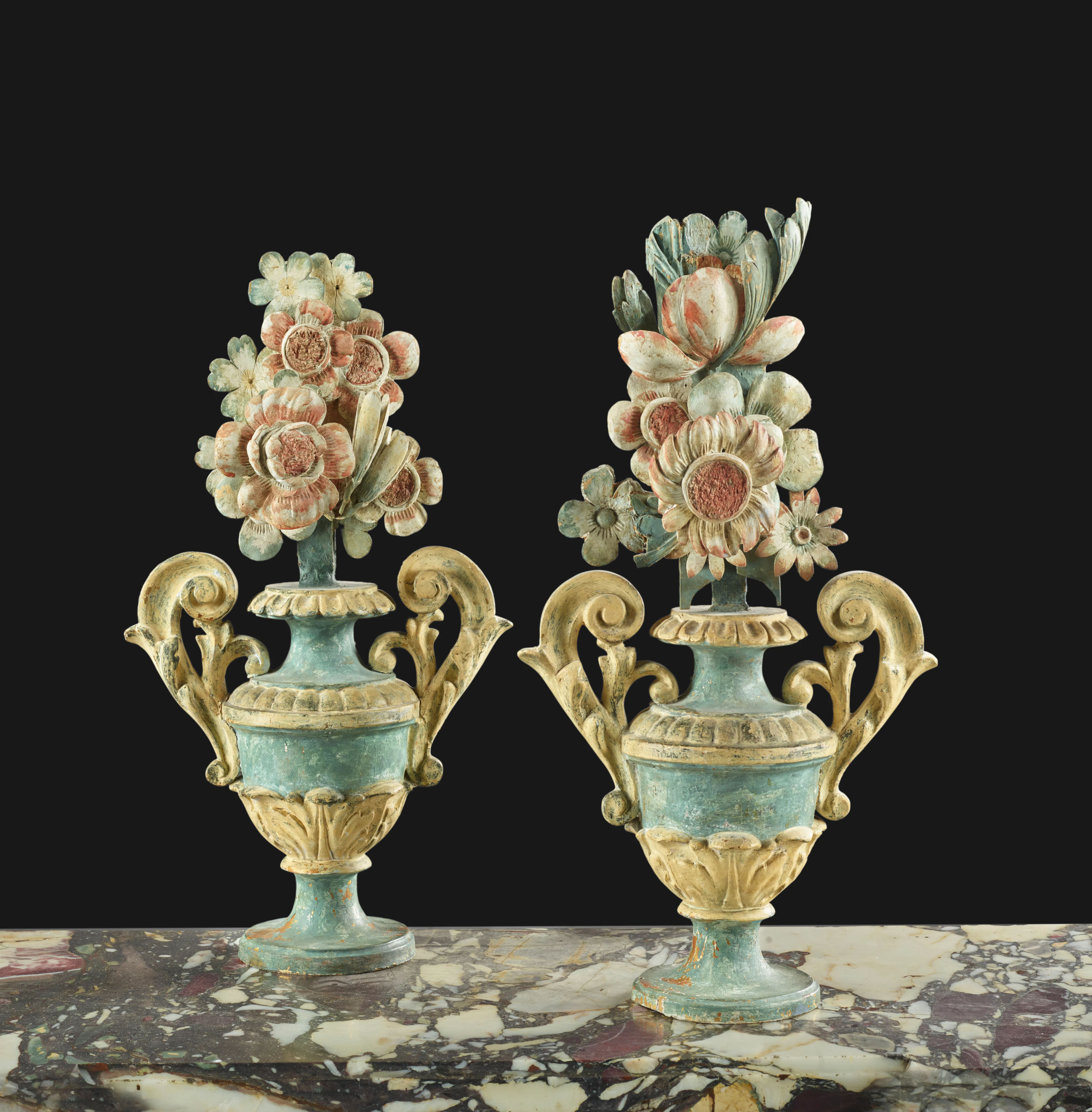 PAIRE DE VASES D'ORNEMENT DE STYLE BAROQUE