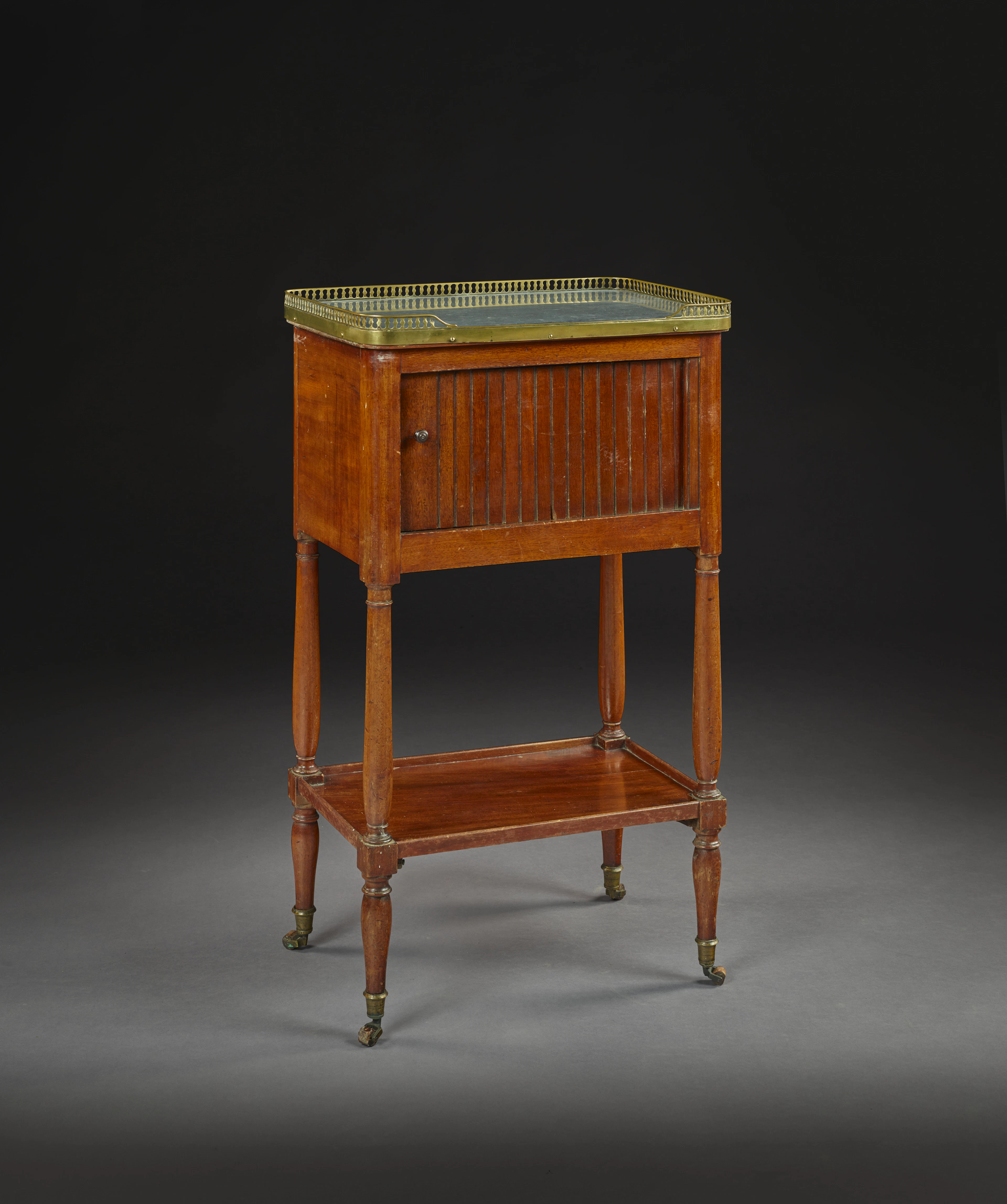 - TABLE DE CHEVET DE LA FIN DU XVIIIe-DÉBUT DU XIXe SIÈCLE