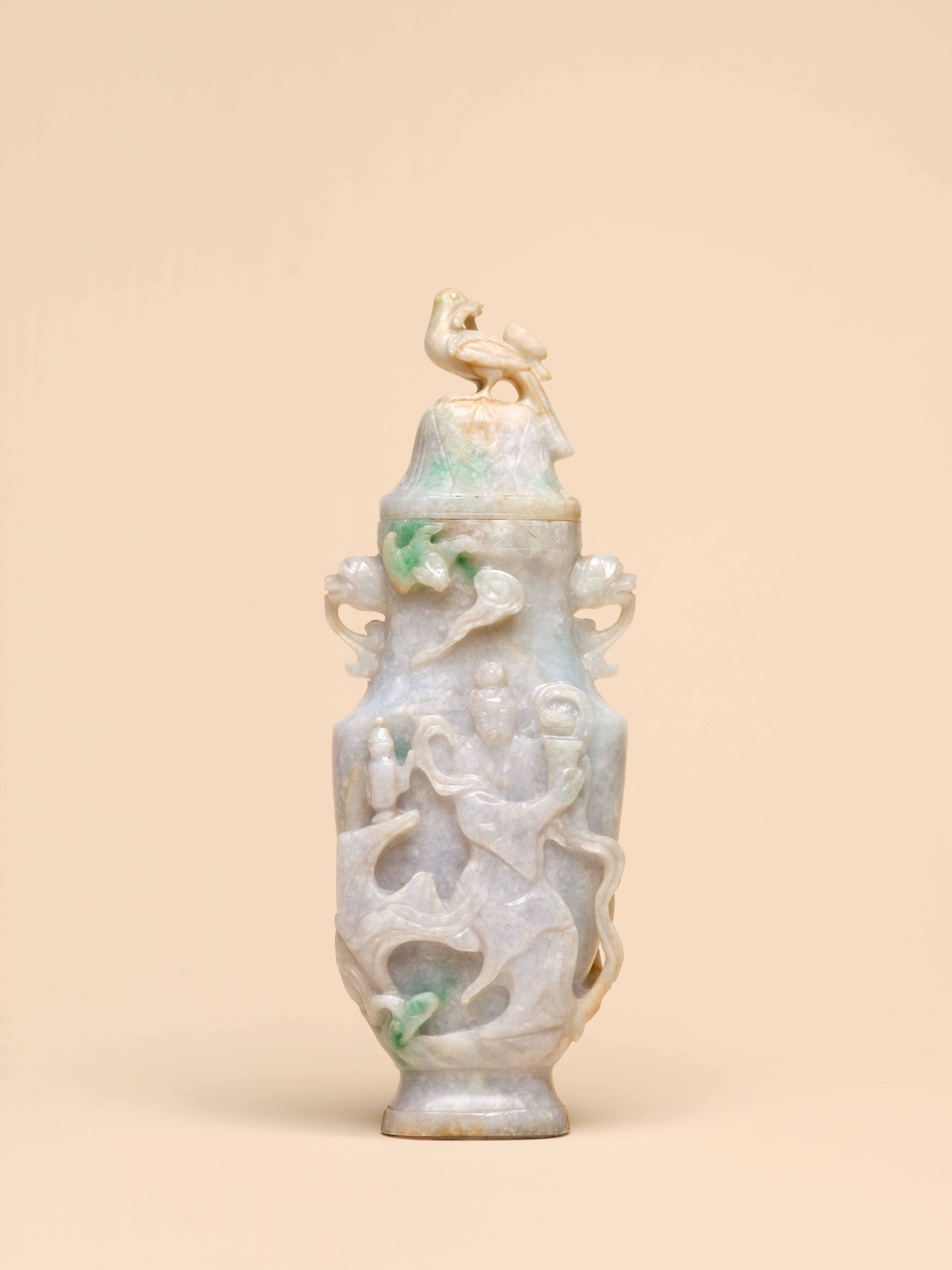 VASE COUVERT EN JADÉITE, Chine, XXe siècle