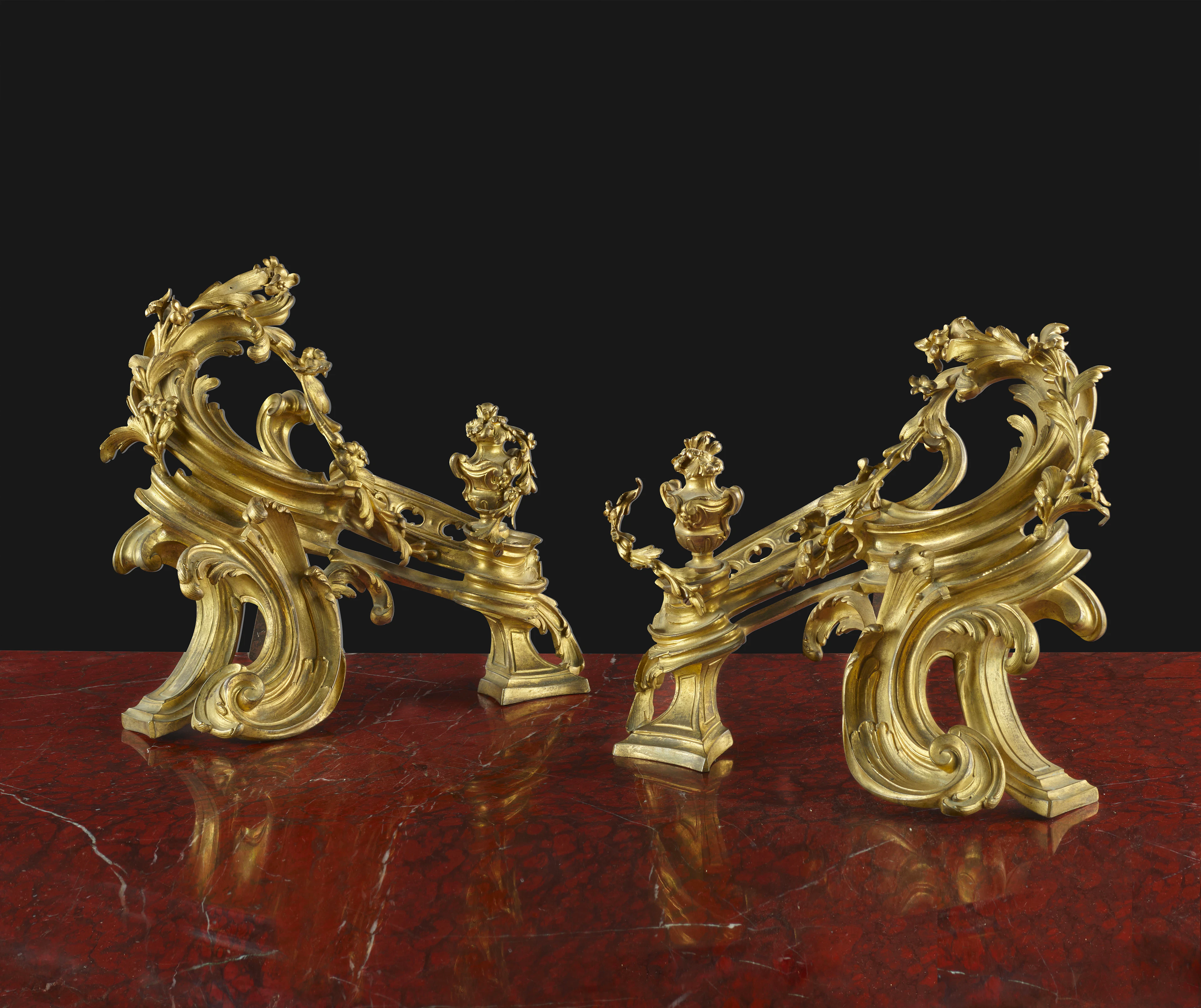 PAIRE DE CHENETS DE STYLE LOUIS XV