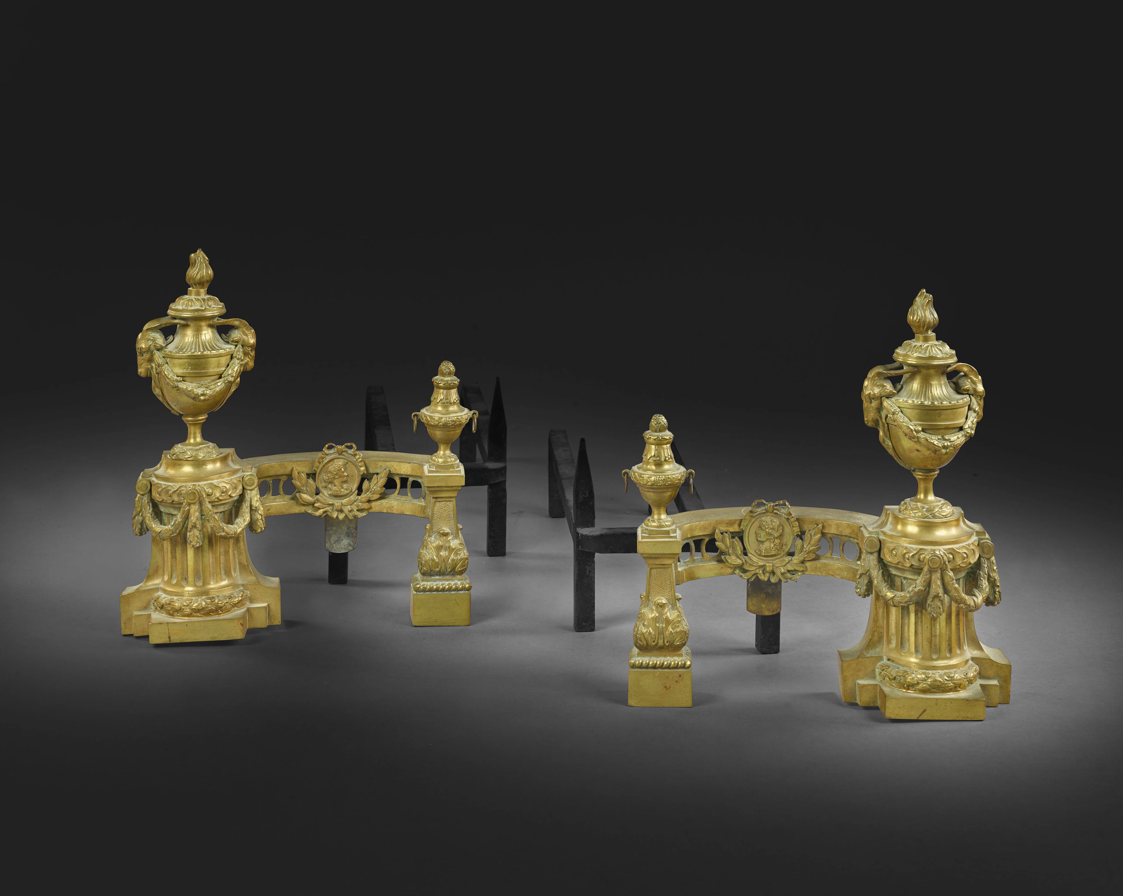 PAIRE DE CHENETS DE STYLE LOUIS XVI