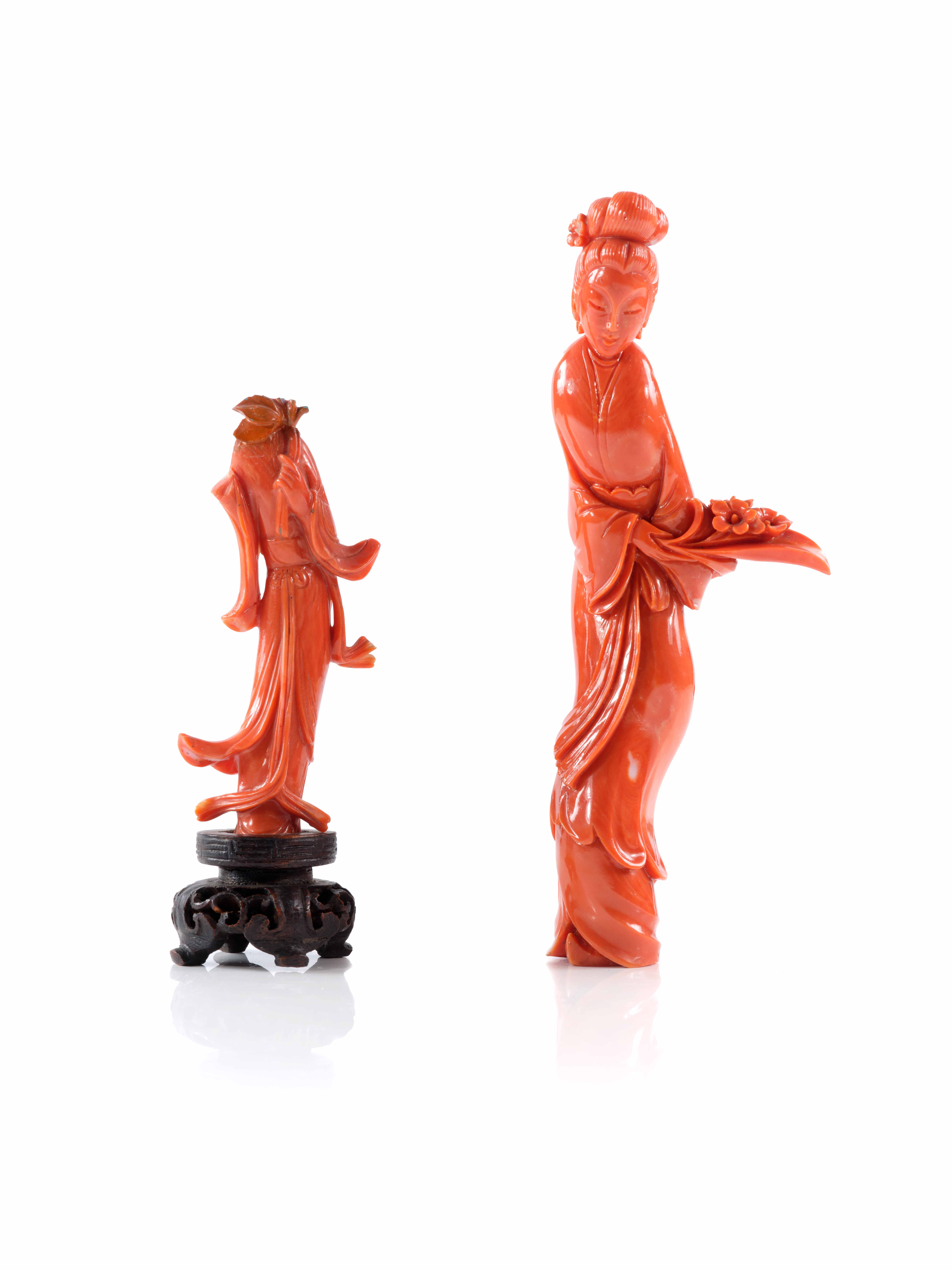 DEUX PETITES STATUETTES DE FEMMES EN CORAIL SCULPTÉ, Chine, XXe siècle