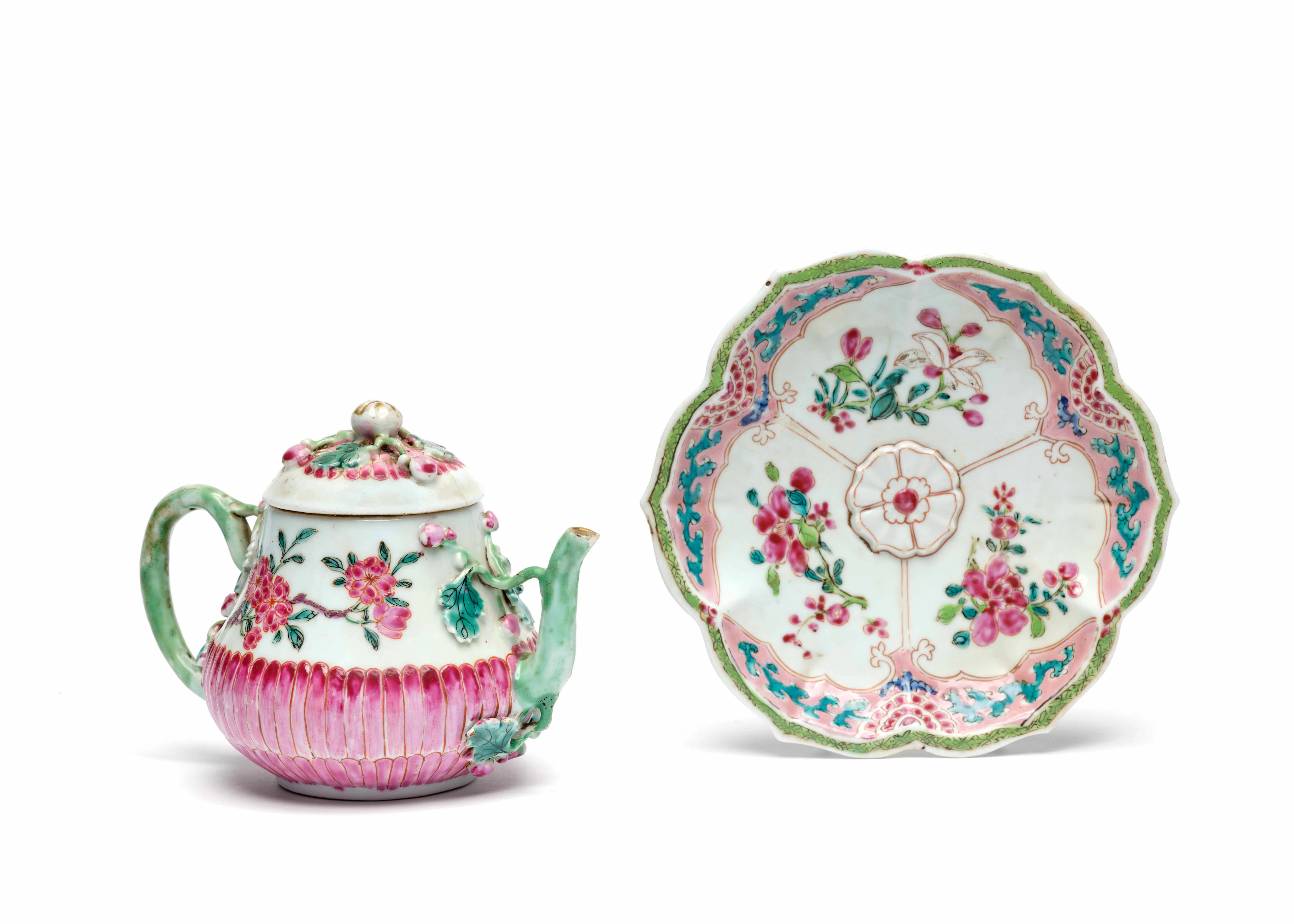 THÉIÈRE ET COUPELLE EN PORCELAINE FAMILLE ROSE, Chine, dynastie Qing