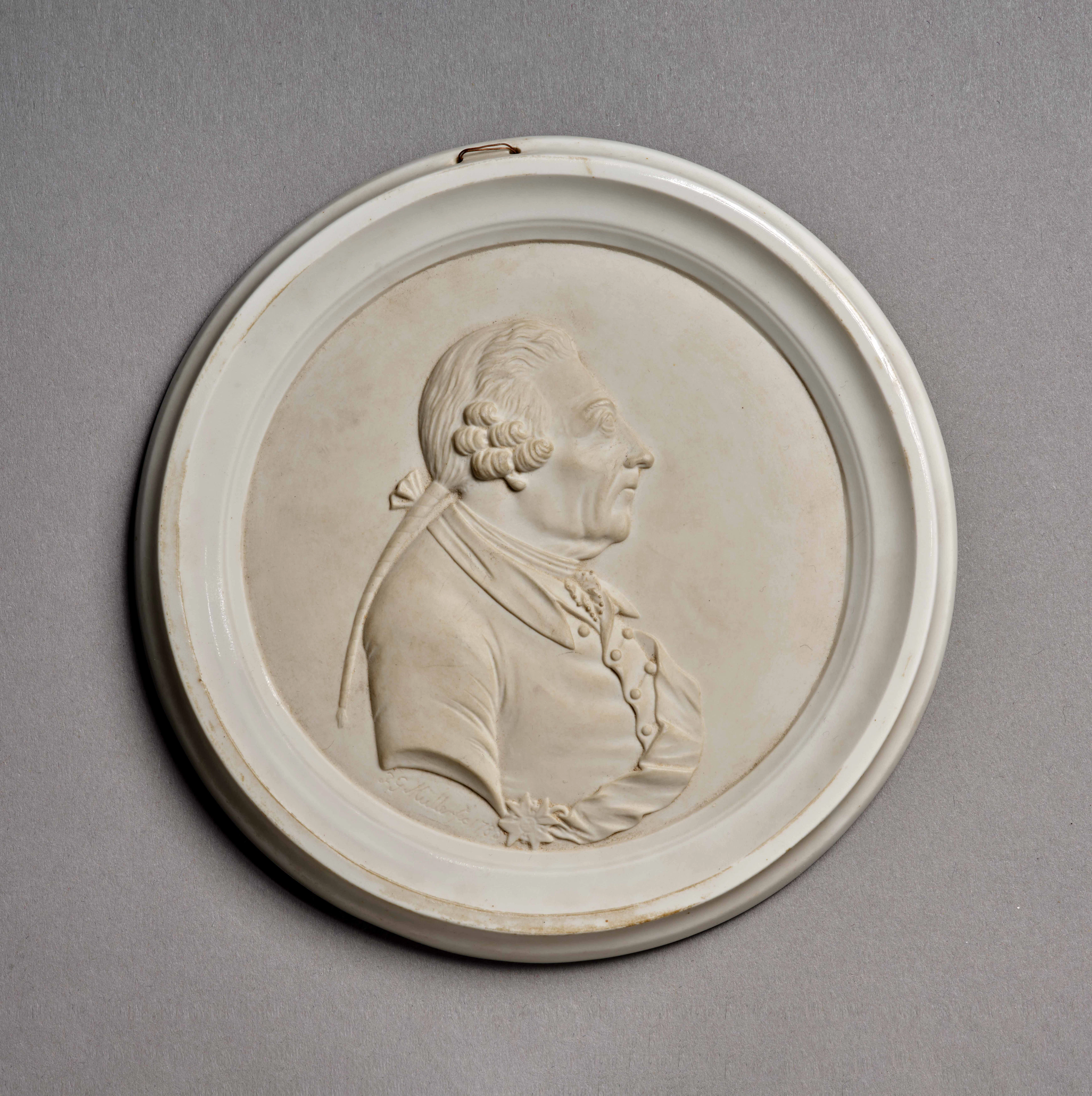 MÉDAILLON EN BISCUIT DE BERLIN DE LA FIN DU XVIIIe SIÈCLE