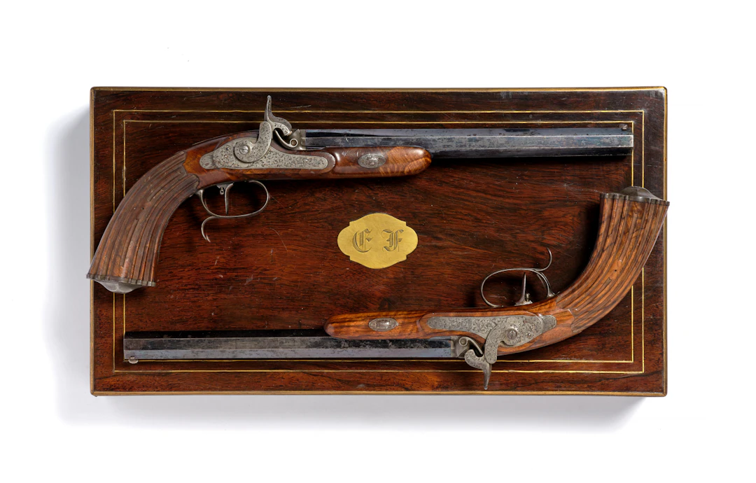 ÉMOUVANTE CASSETTE NÉCESSAIRE DE PISTOLETS D’OFFICIER AYANT APPARTENU