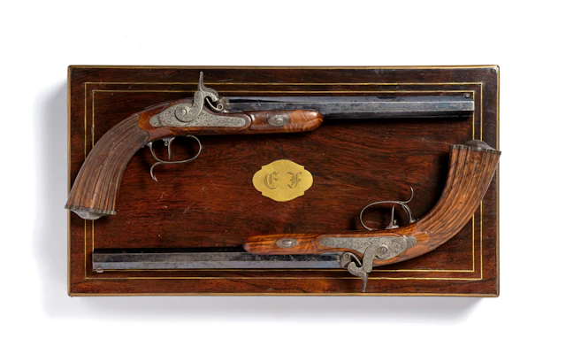 ÉMOUVANTE CASSETTE NÉCESSAIRE DE PISTOLETS D’OFFICIER AYANT APPARTENU
