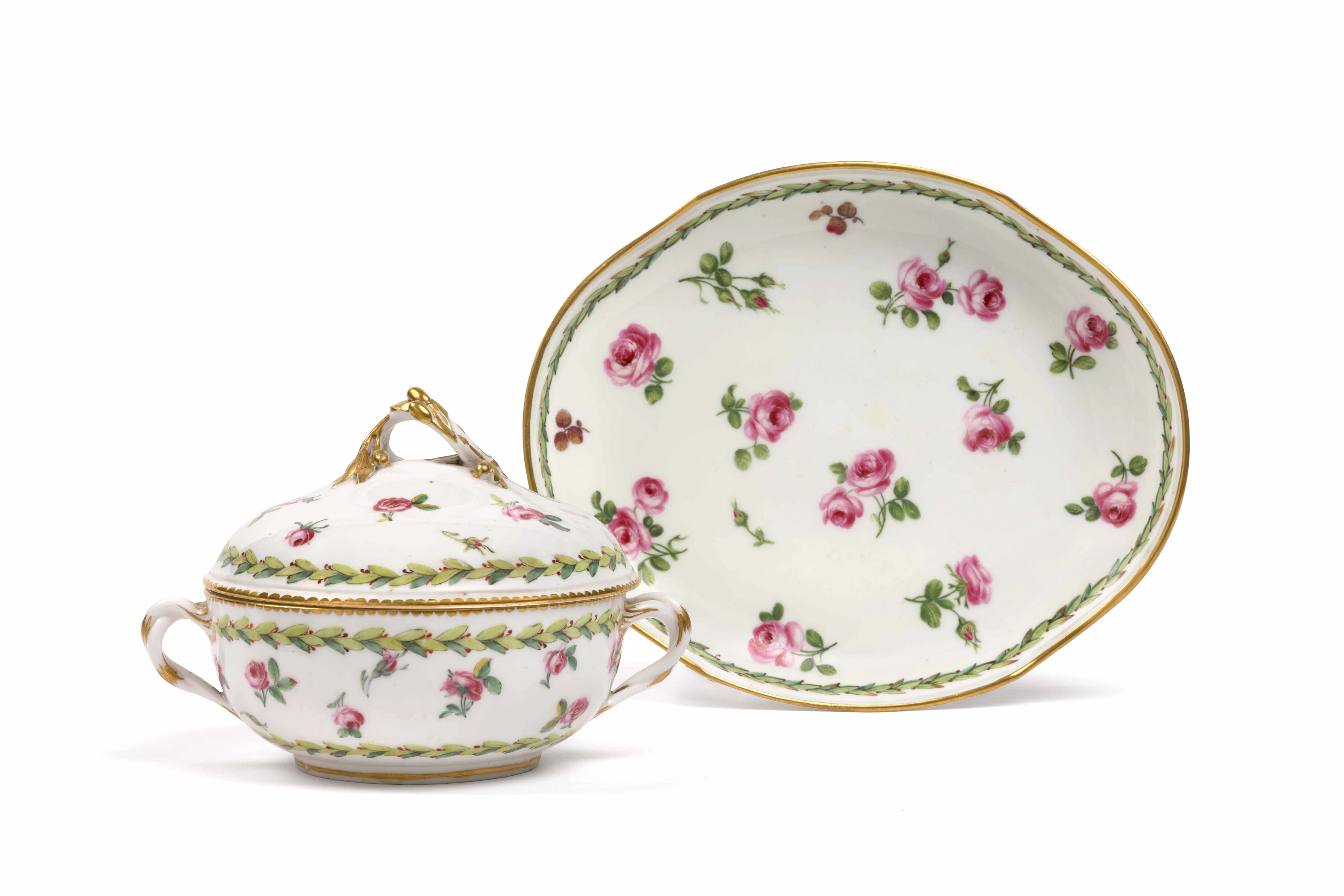 ÉCUELLE RONDE COUVERTE ET UN PLATEAU OVALE EN PORCELAINE TENDRE DE