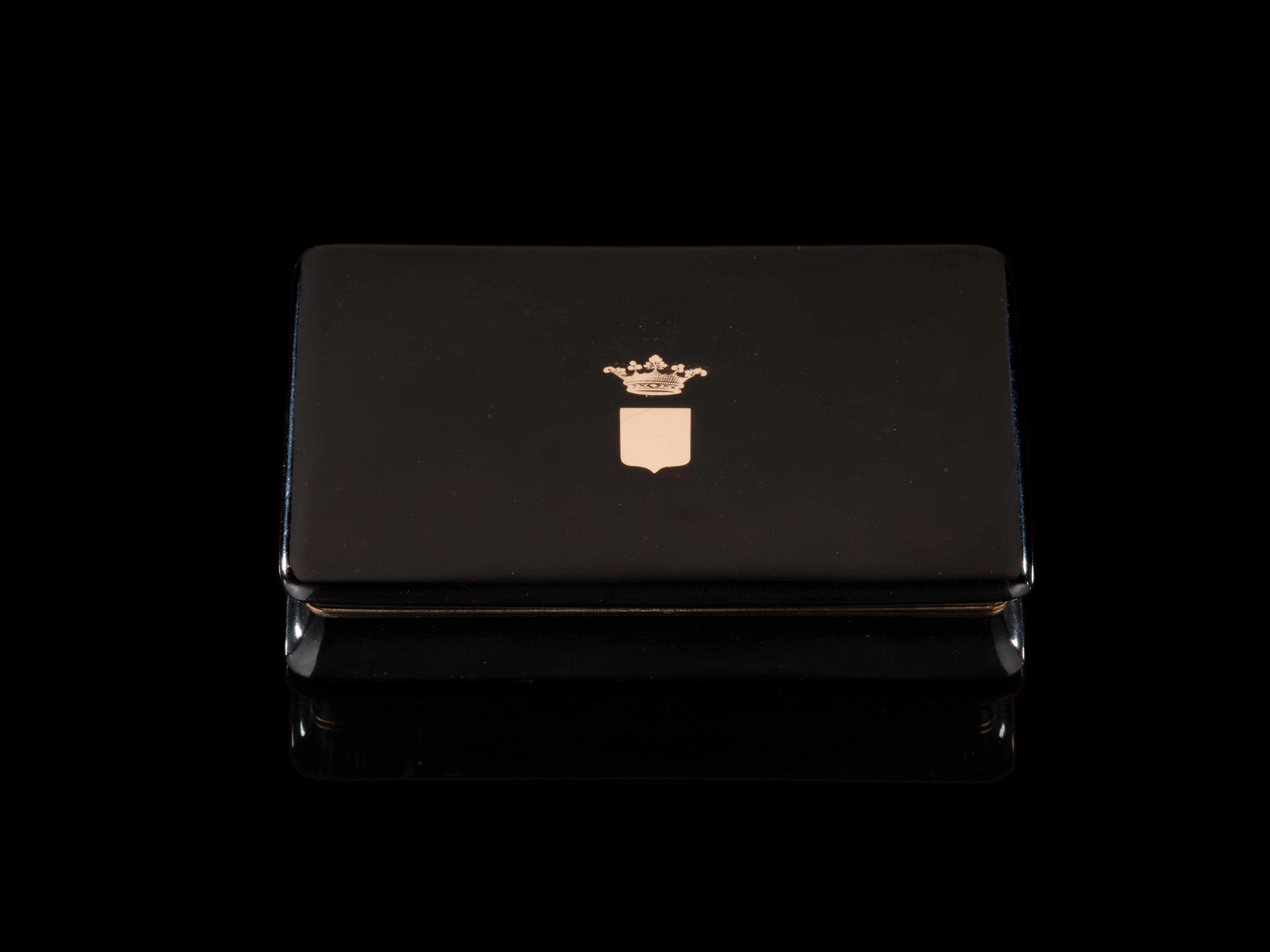 TABATIÈRE EN OR LAQUÉE NOIR