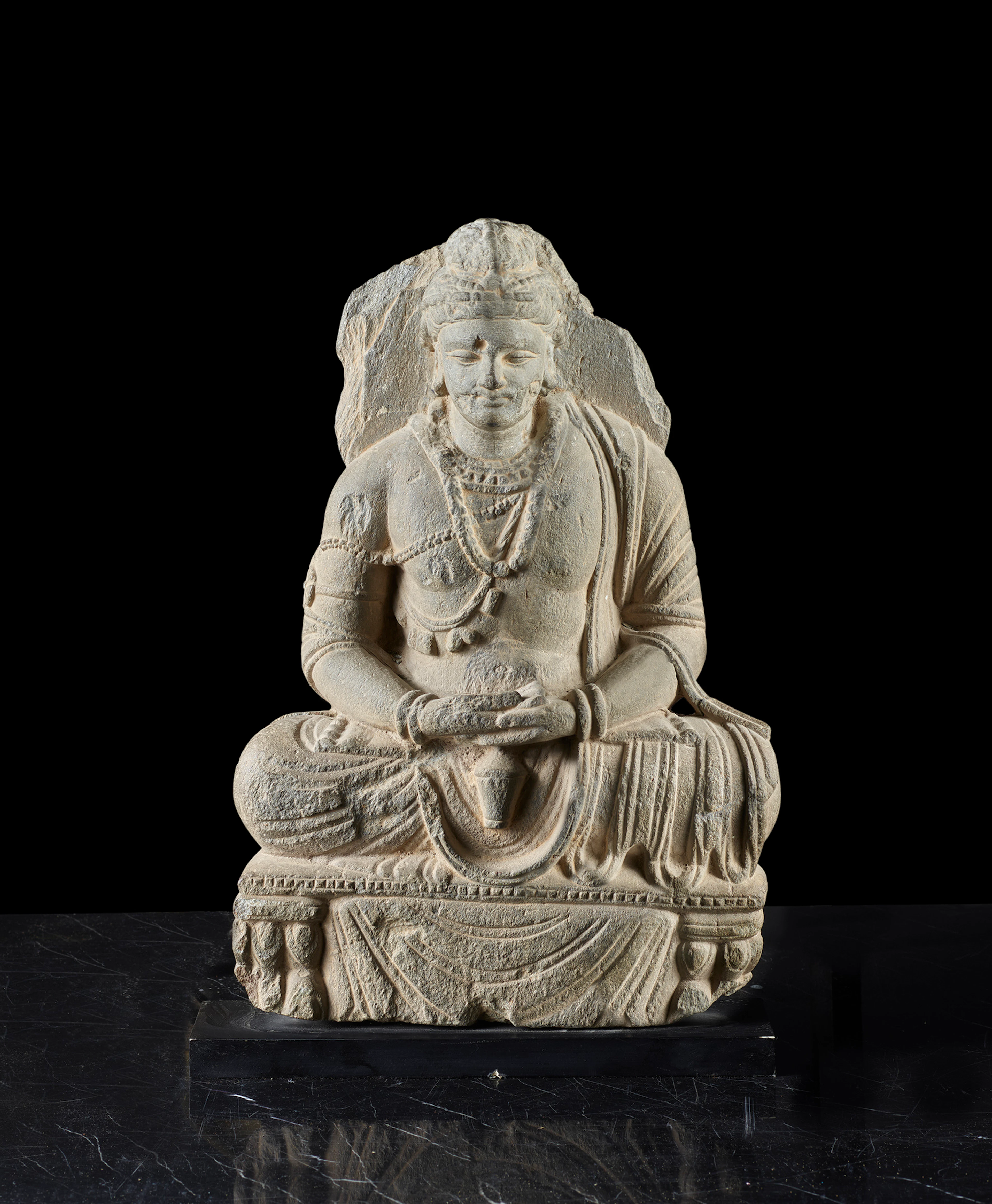 STATUETTE DE MAITREYA EN SCHISTE GRIS, ART GRÉCO-BOUDDHIQUE DU GANDHARA