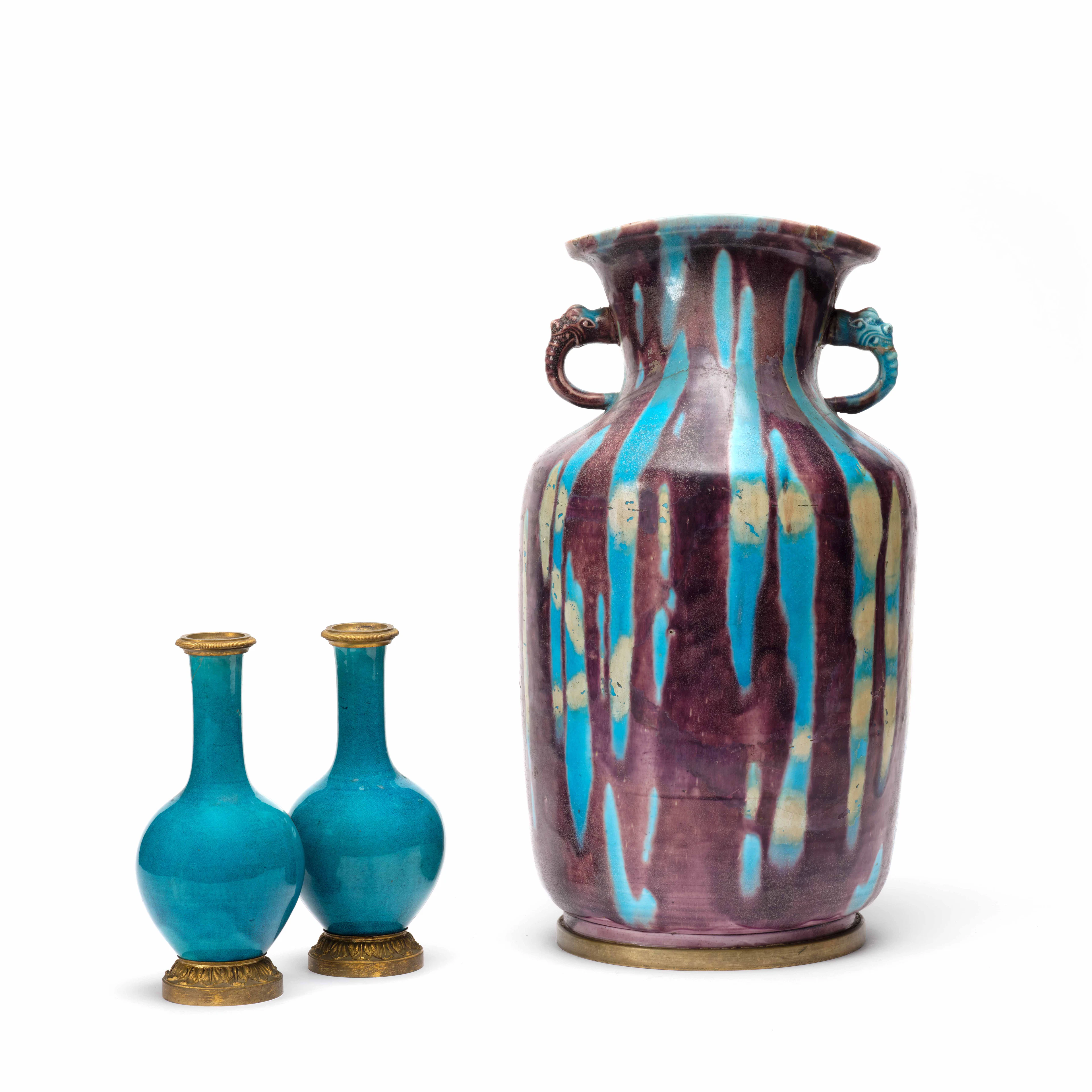 PAIRE DE PETITS VASES BOUTEILLES EN PORCELAINE TURQUOISE ET VASE EN