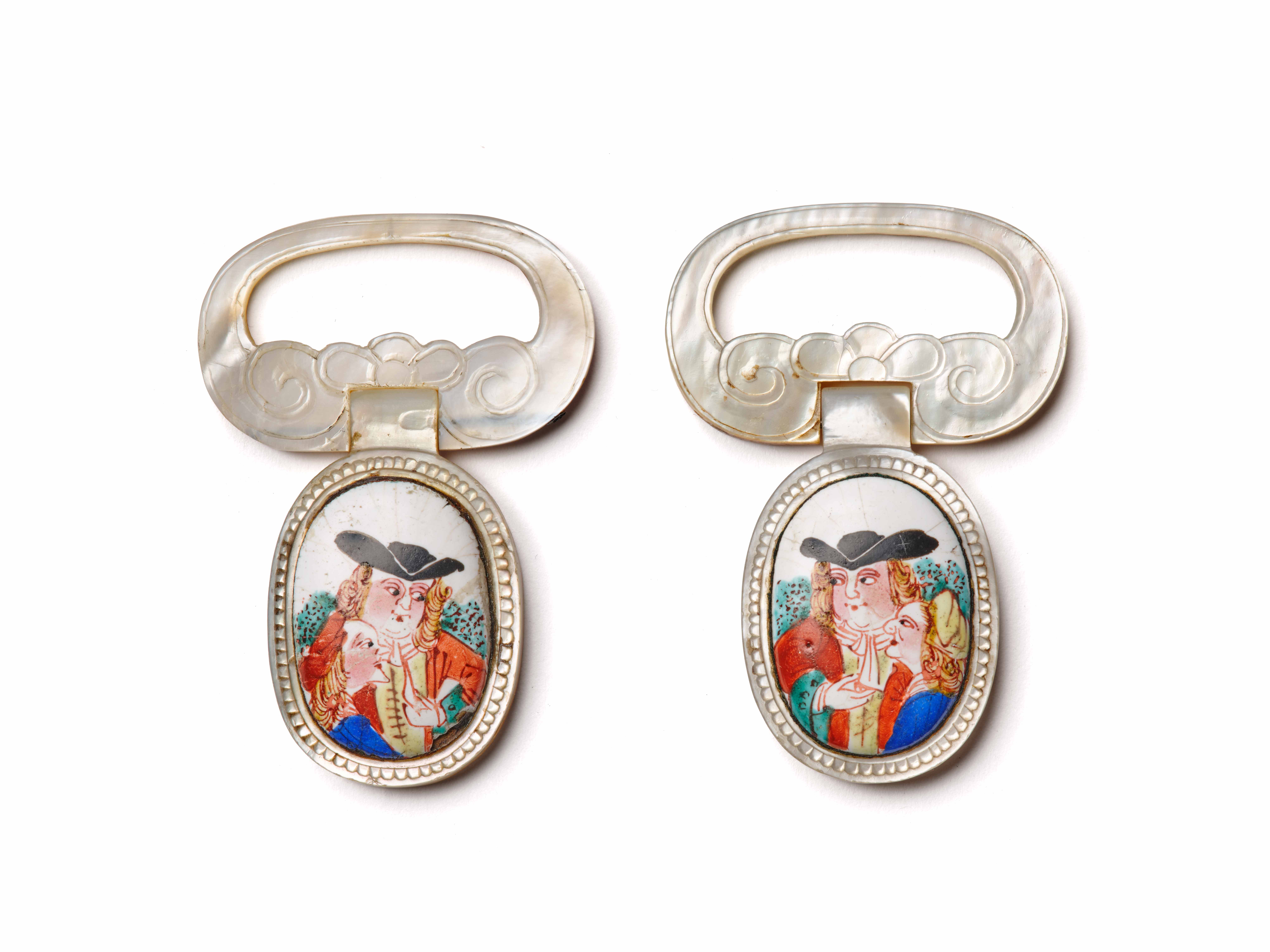 DEUX BOUCLES DE CEINTURE EN CUIVRE ET ÉMAUX PEINTS ET NACRE, Chine