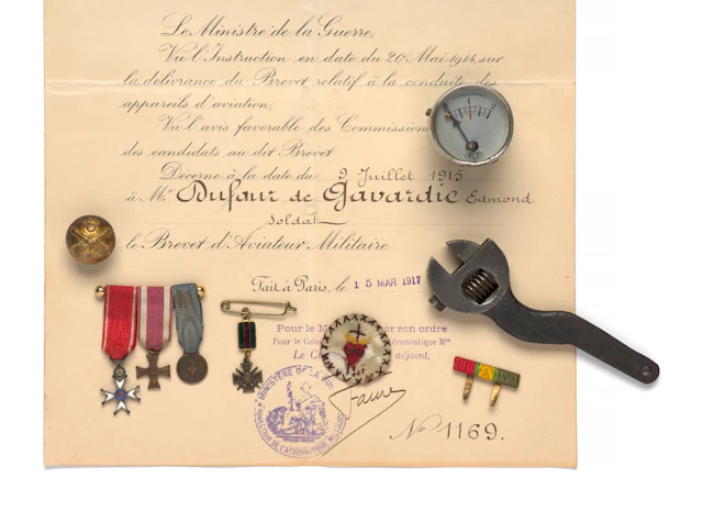 SOUVENIRS ET DÉCORATIONS DU PILOTE EDMOND DE GAVARDIE