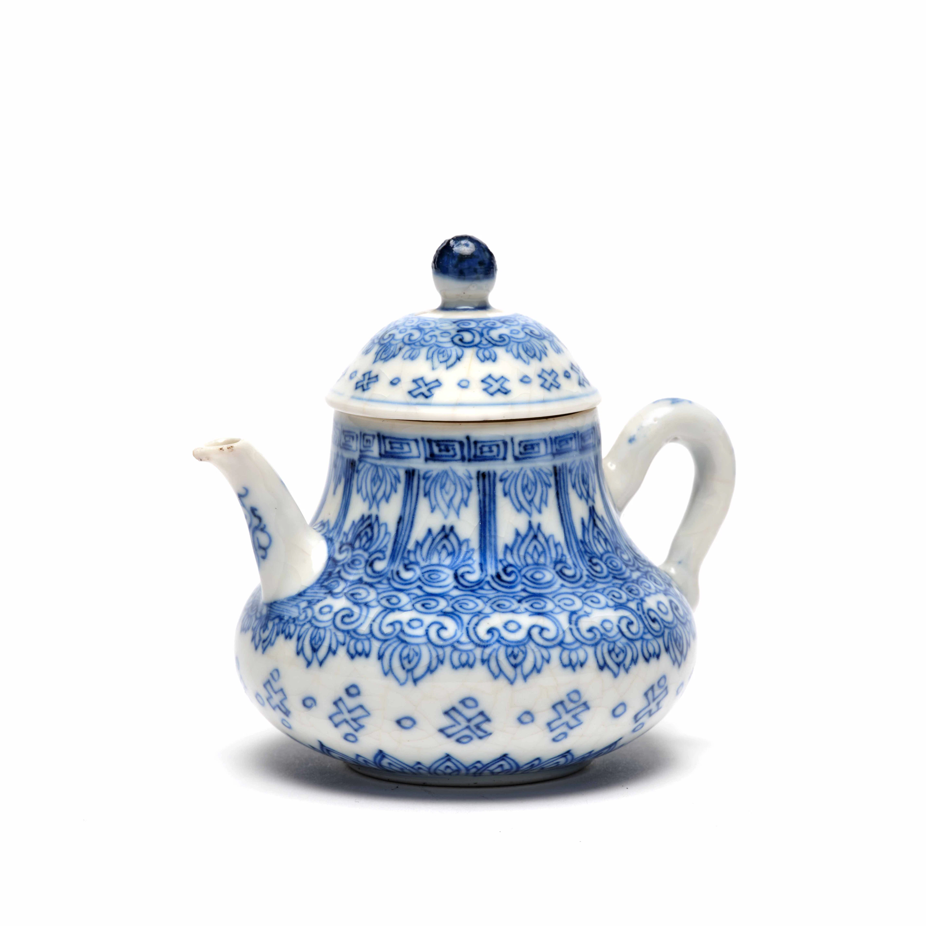 PETITE THÉIÈRE EN PORCELAINE BLEU BLANC À PÂTE TENDRE, Chine, dynastie