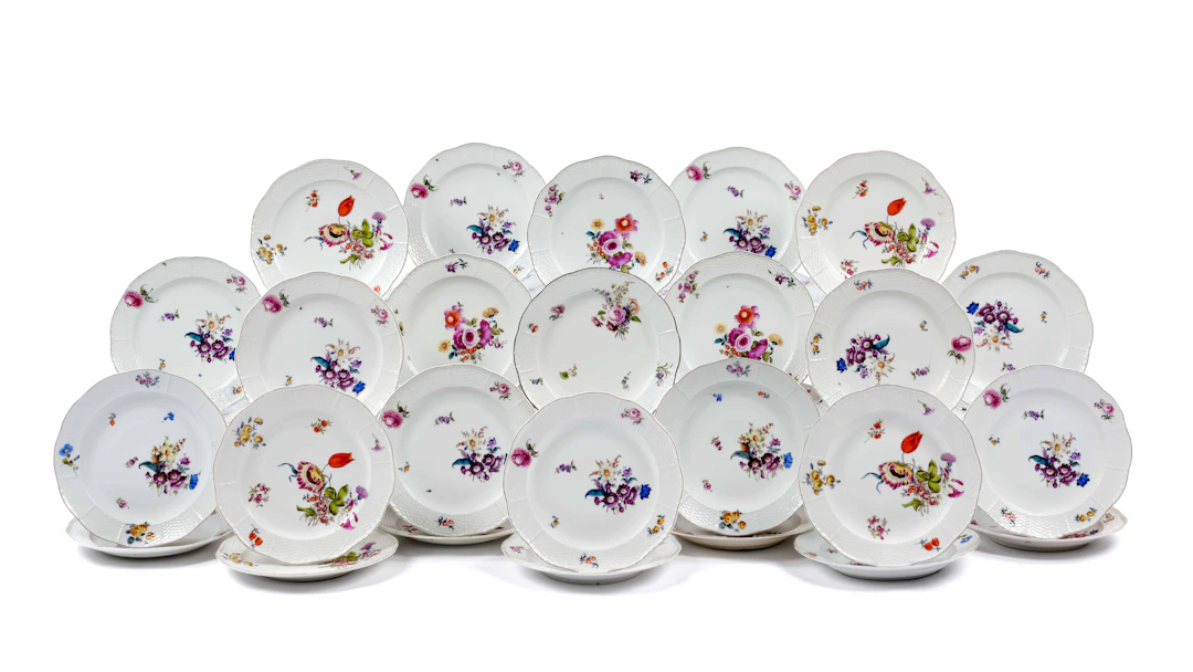 TRENTE-NEUF ASSIETTES EN PORCELAINE DE HEREND DE LA FIN DU XIXe SIÈCLE
