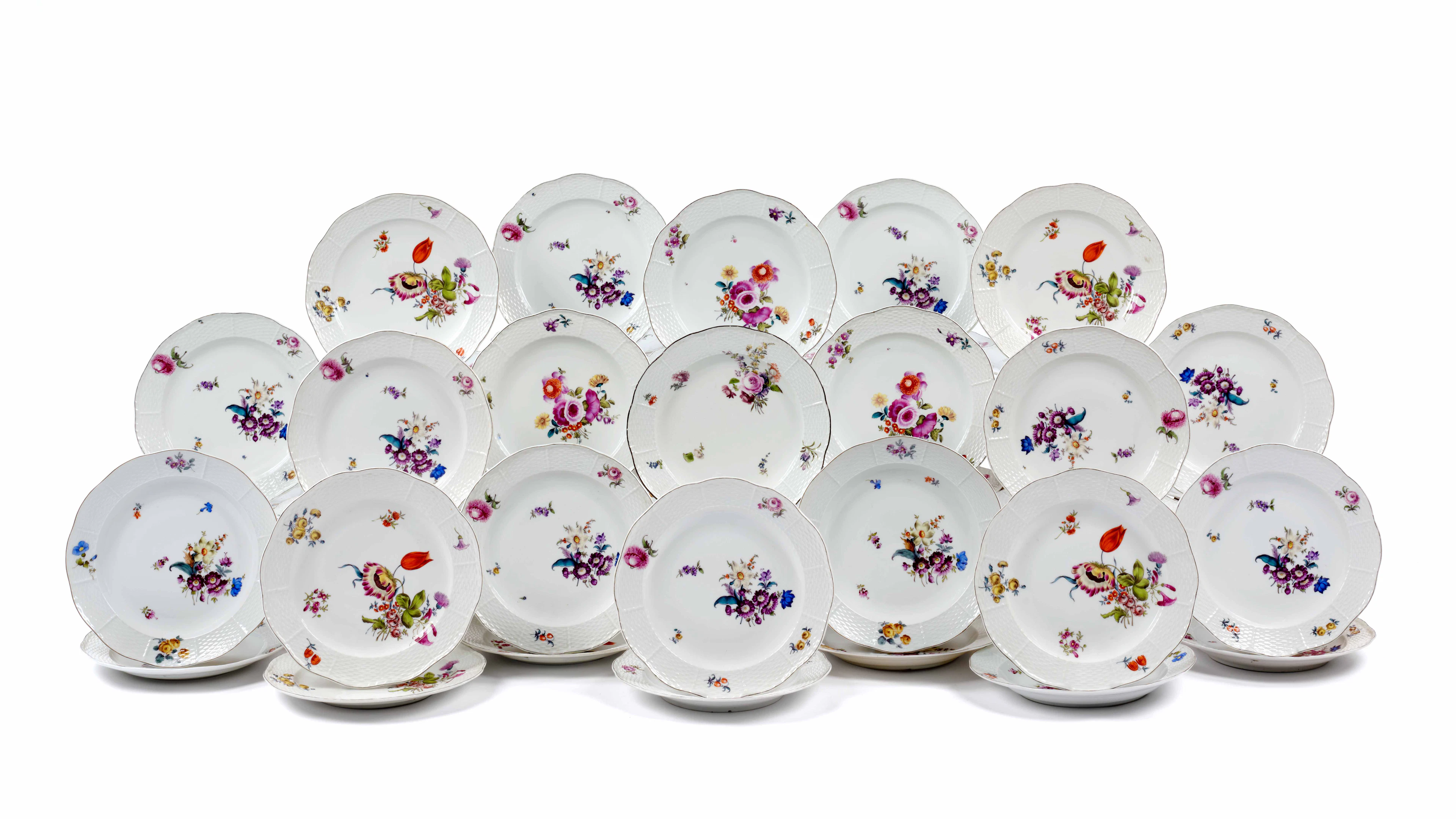 TRENTE-NEUF ASSIETTES EN PORCELAINE DE HEREND DE LA FIN DU XIXe SIÈCLE
