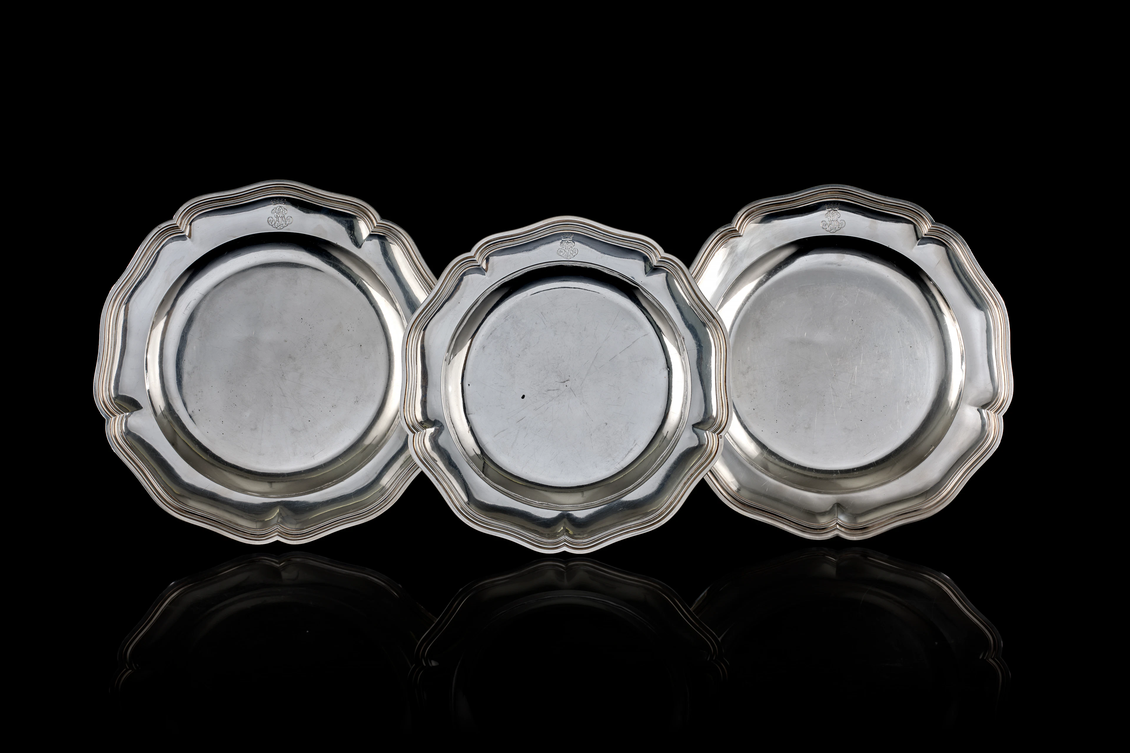 ENSEMBLE DE TROIS PLATS RONDS EN ARGENT
