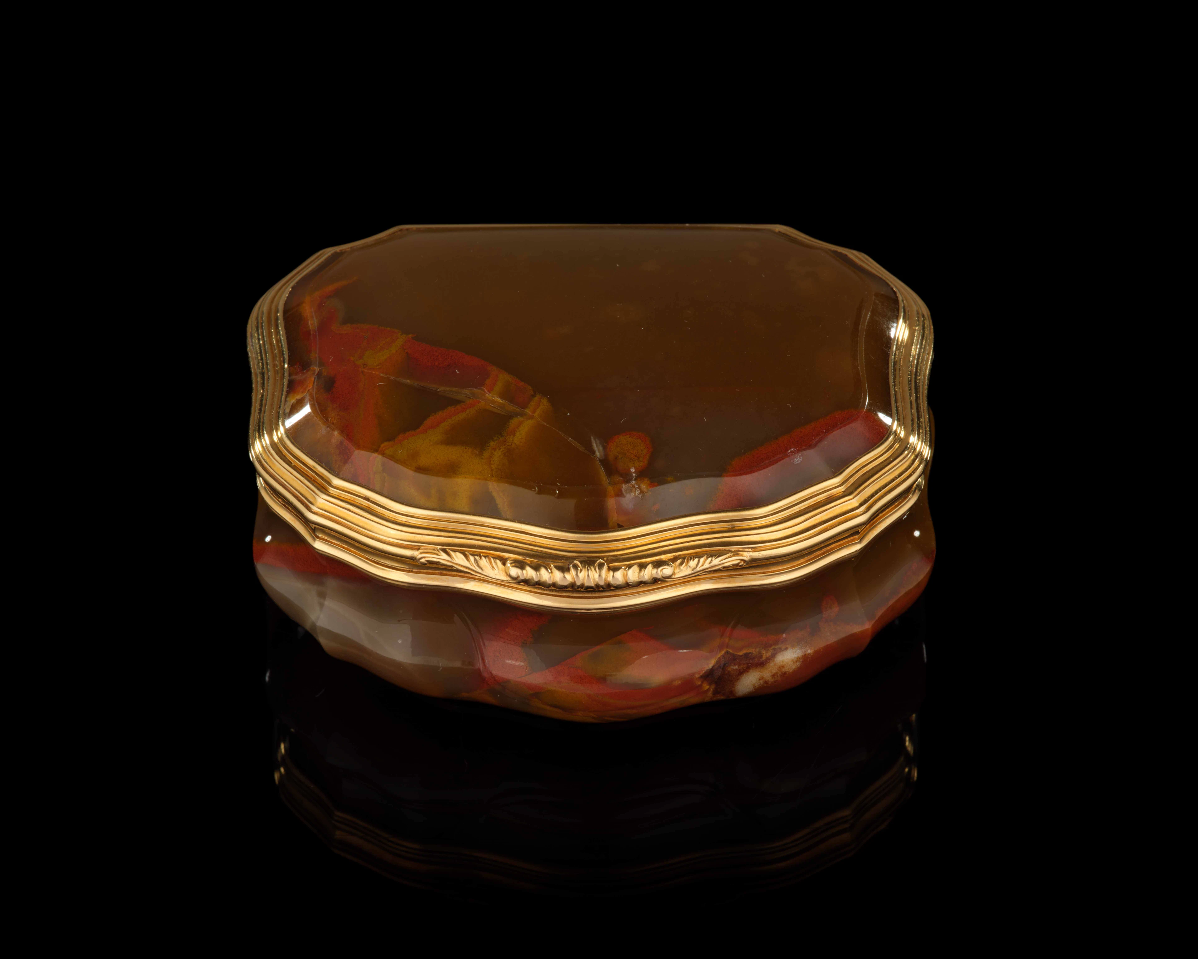 TABATIÈRE DE FORME CHANTOURNÉE EN AGATE, MONTÉE EN OR 19k