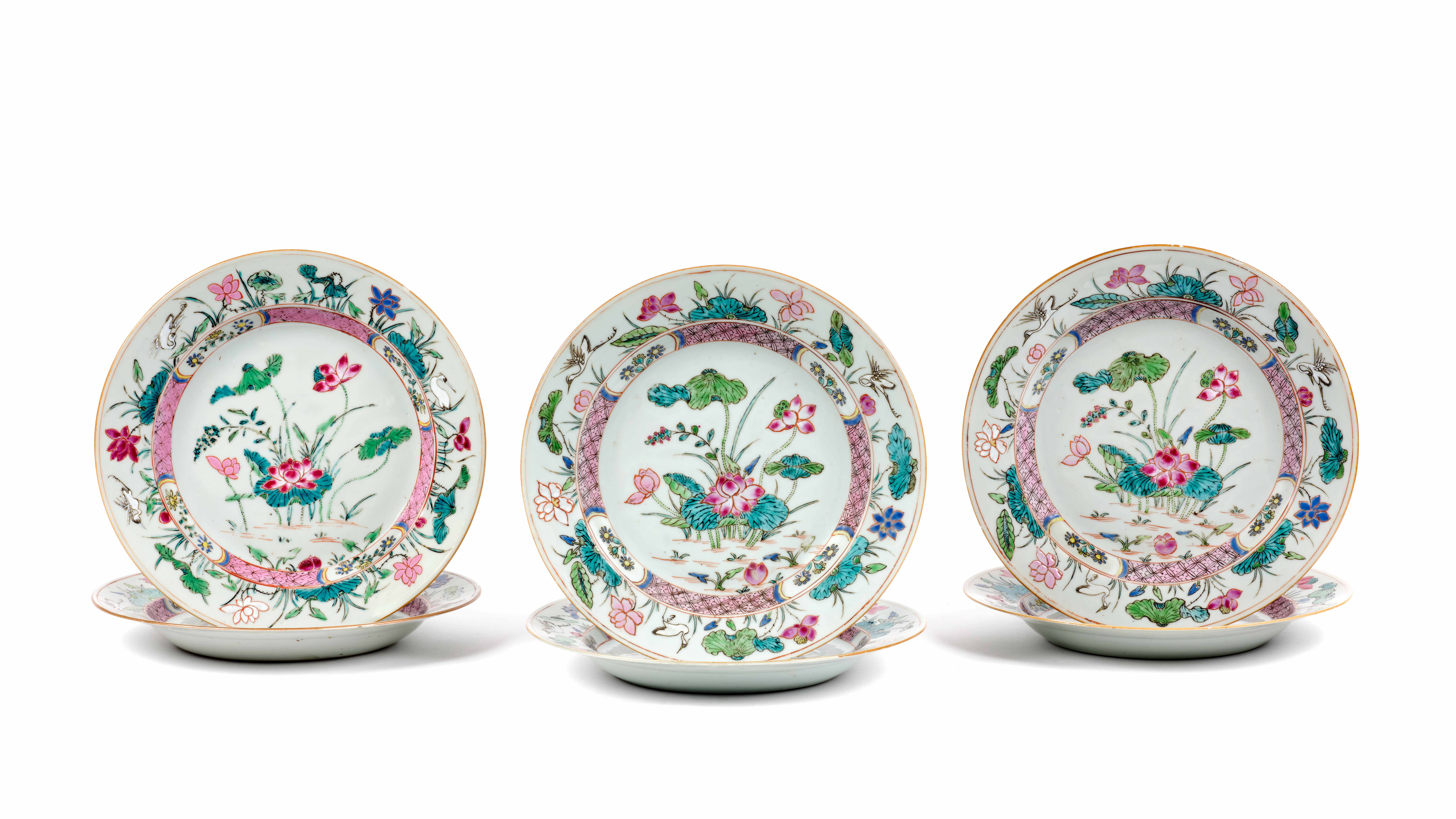 SIX ASSIETTES CREUSES EN PORCELAINE FAMILLE ROSE, Chine, dynastie