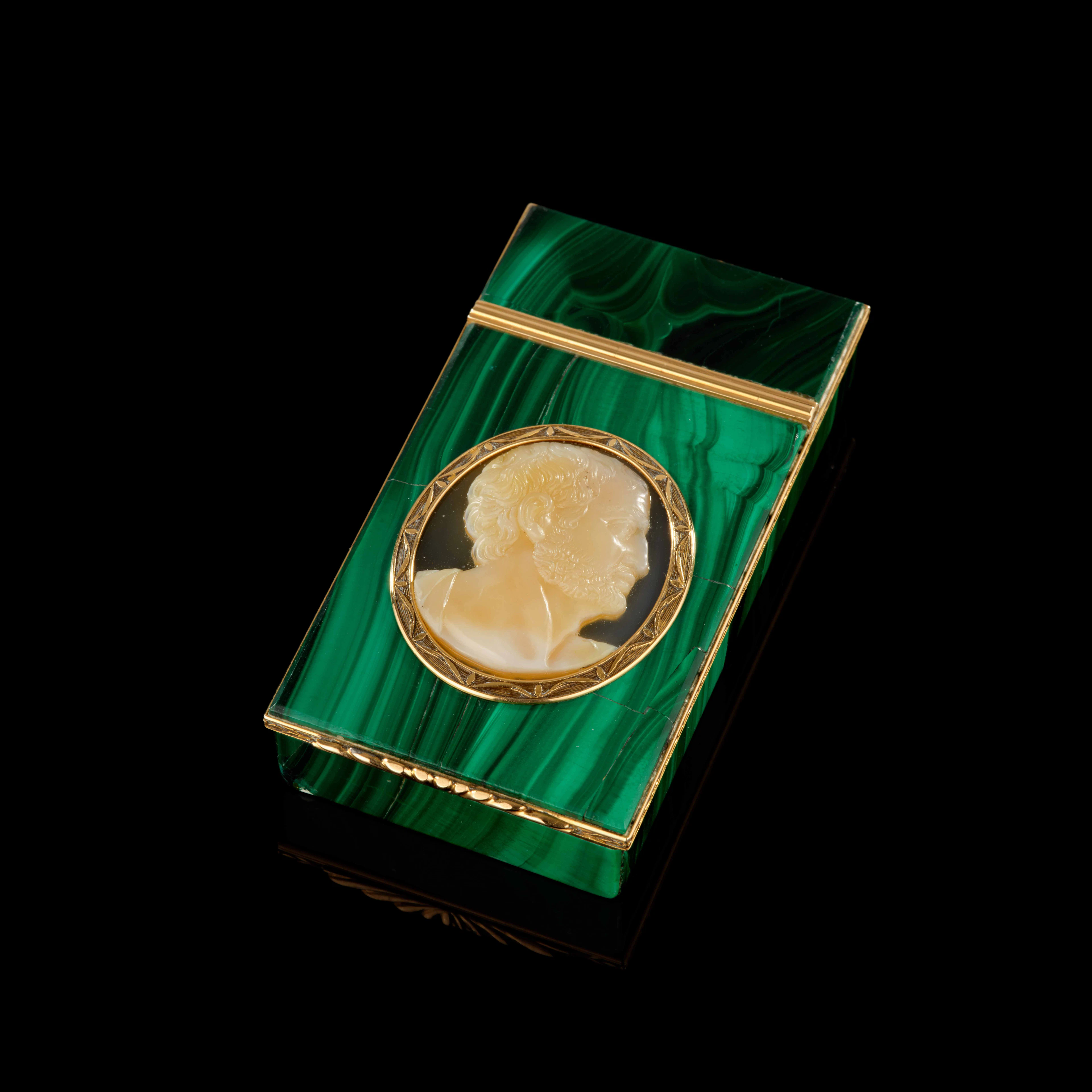 BOÎTE RECTANGULAIRE EN MALACHITE ET PORPHYRE, MONTÉE D’UN CAMÉE