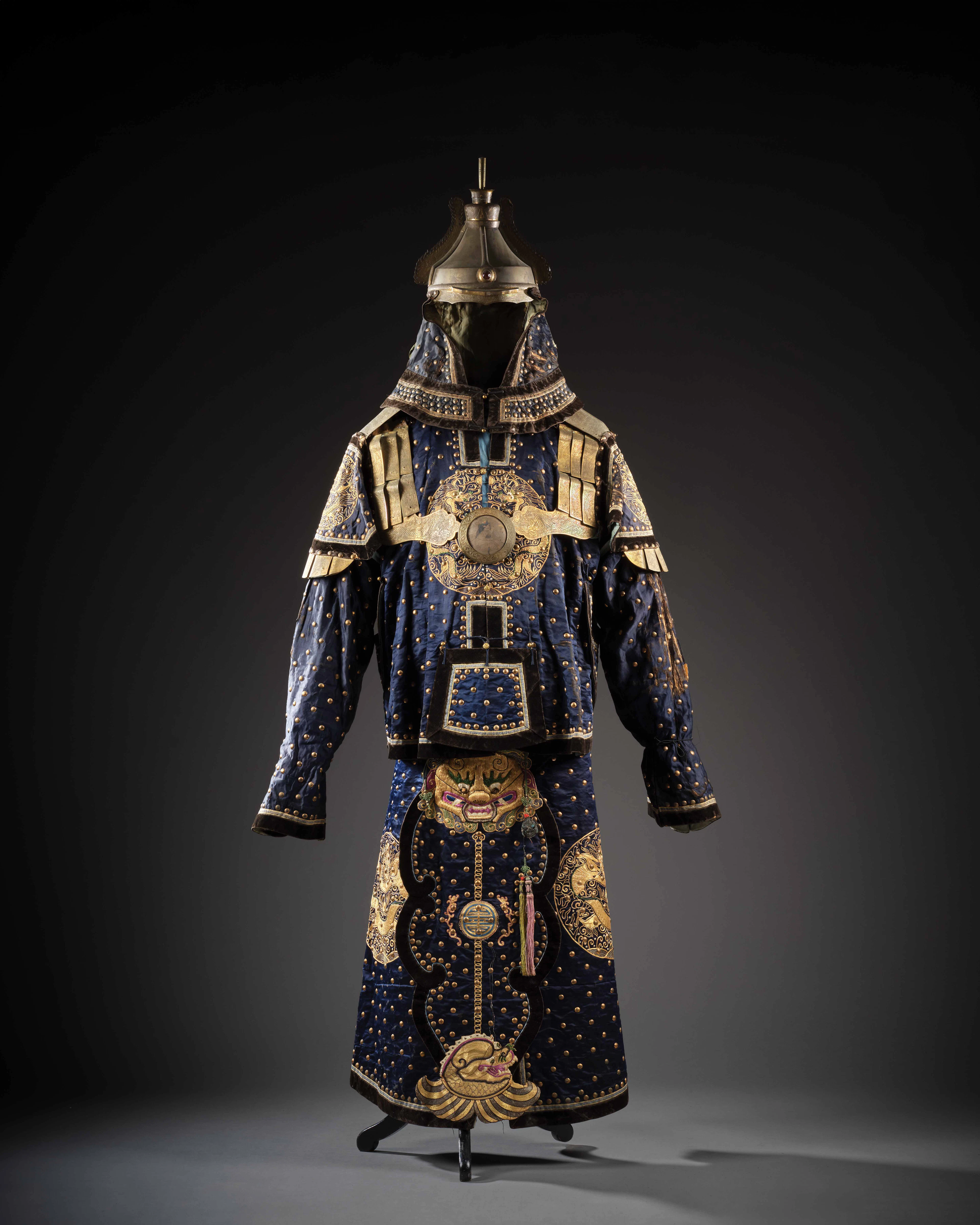 - ARMURE DE CÉRÉMONIE EN SOIE BLEUE ET CASQUE, Chine, fin de la dynastie