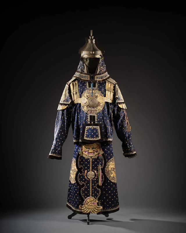 - ARMURE DE CÉRÉMONIE EN SOIE BLEUE ET CASQUE, Chine, fin de la dynastie