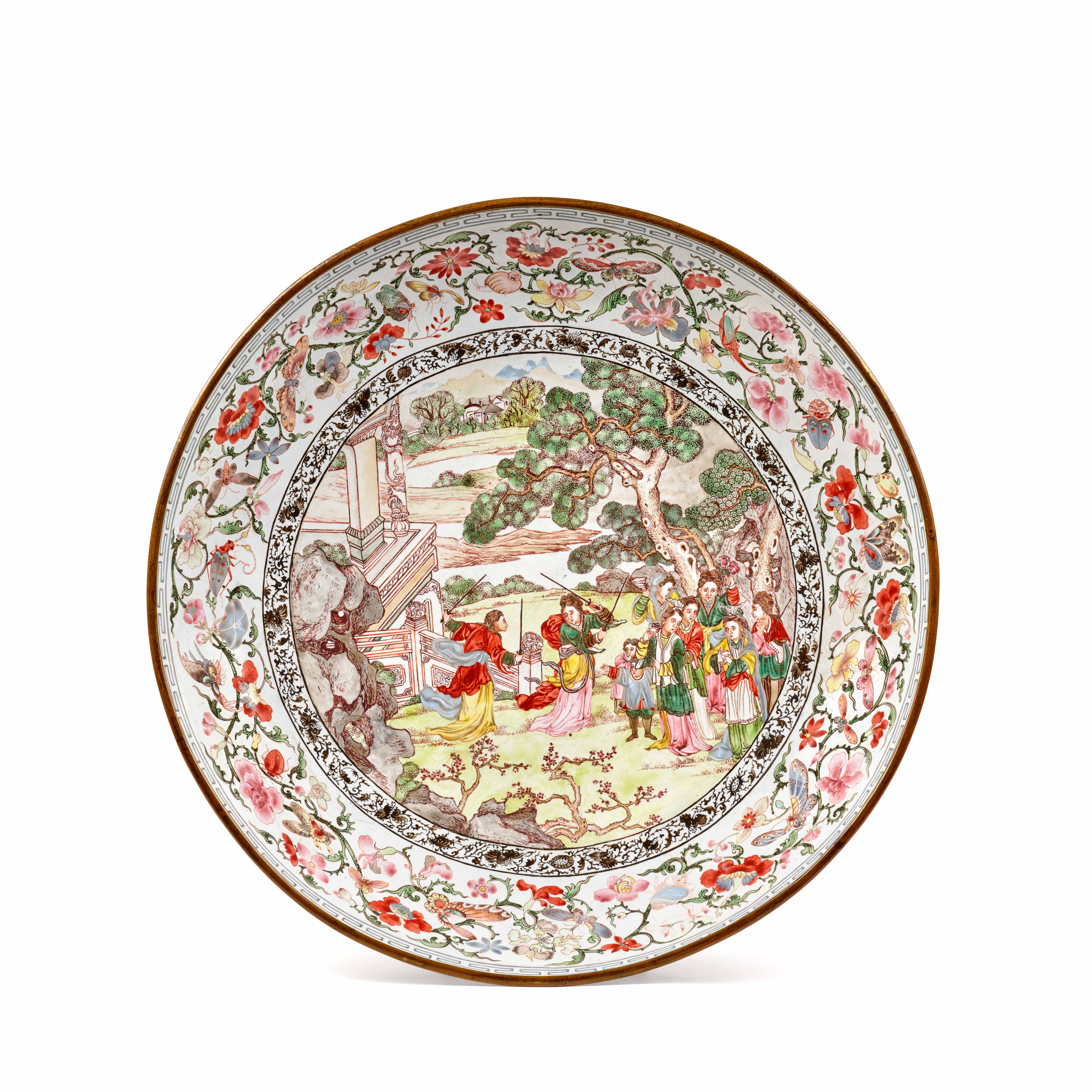 PLAT CREUX EN CUIVRE ET ÉMAUX PEINTS, Chine, dynastie Qing, époque