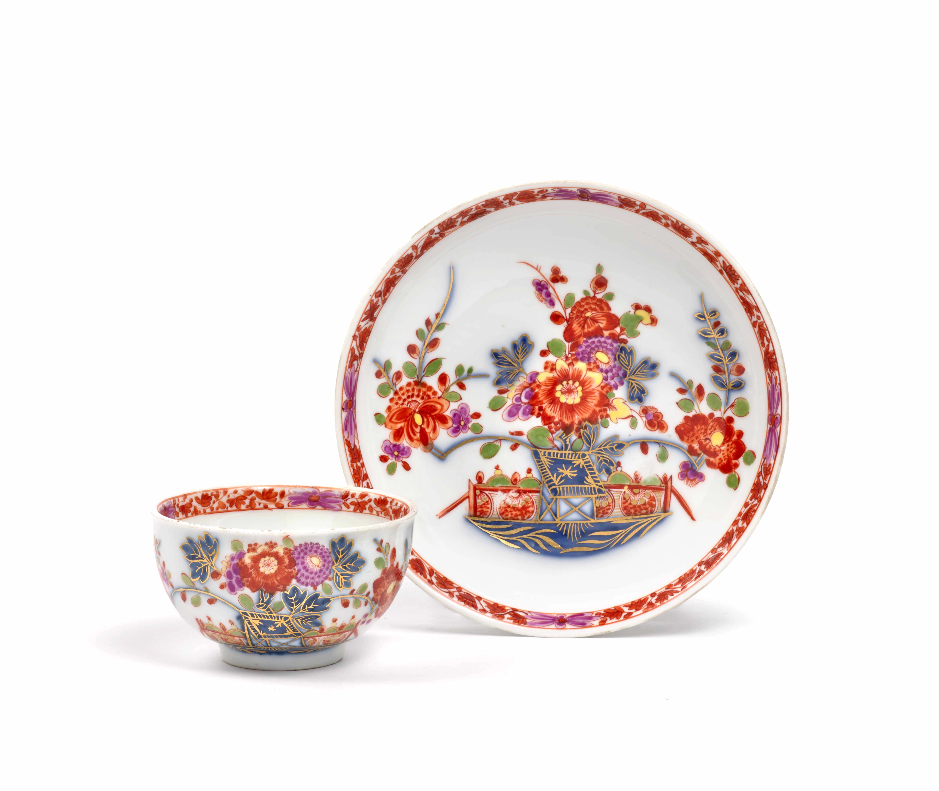 BOL À THÉ ET SA SOUCOUPE EN PORCELAINE DE MEISSEN DU XVIIIe SIÈCLE, VERS 1735
