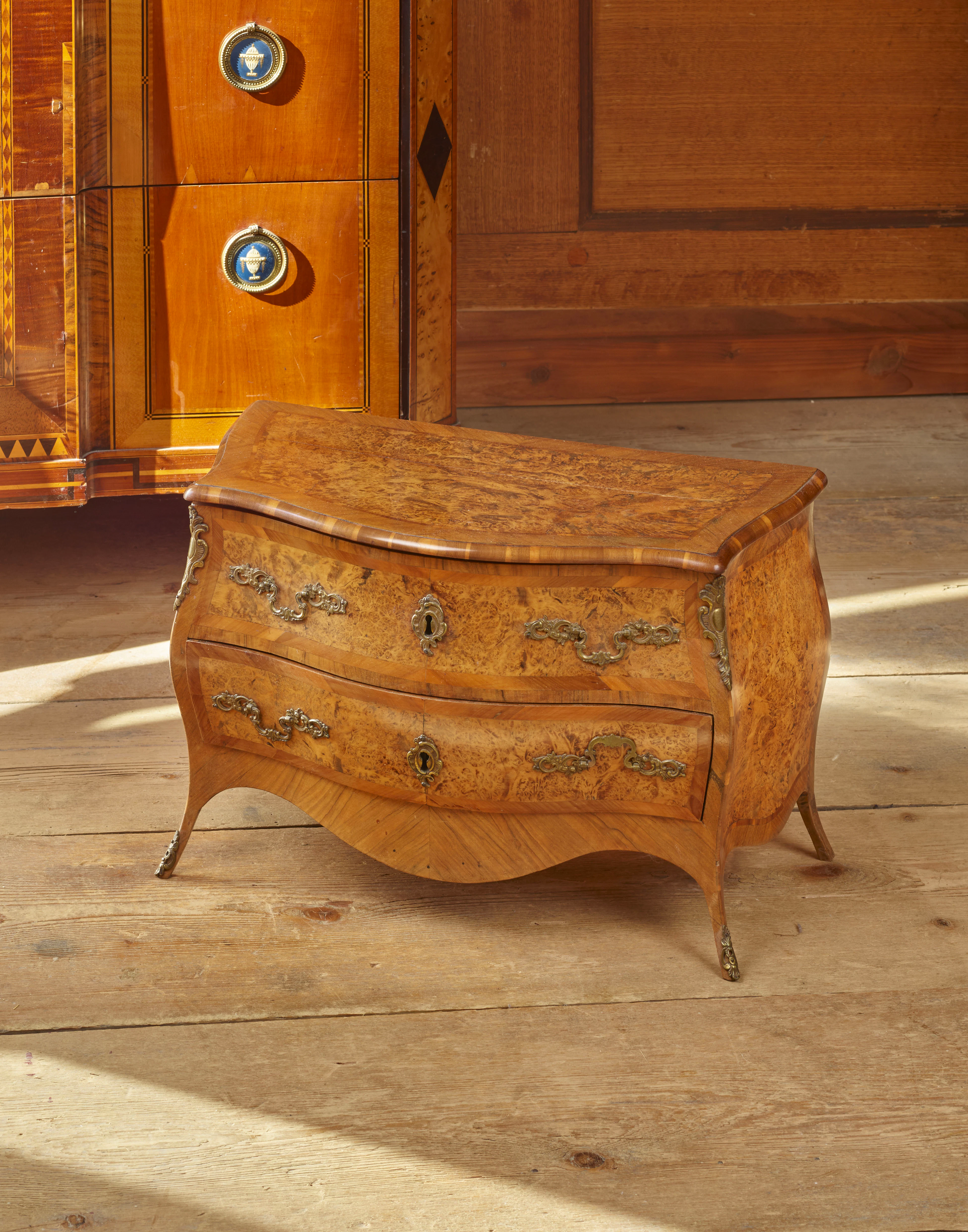 COMMODE MINIATURE SUISSE DE LA DEUXIÈME MOITIÉ DU XVIIIe SIÈCLE