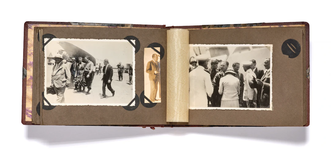 PETIT ALBUM DE PHOTOGRAPHIES AYANT APPARTENU À JEAN MERMOZ ET À SA FAMILLE