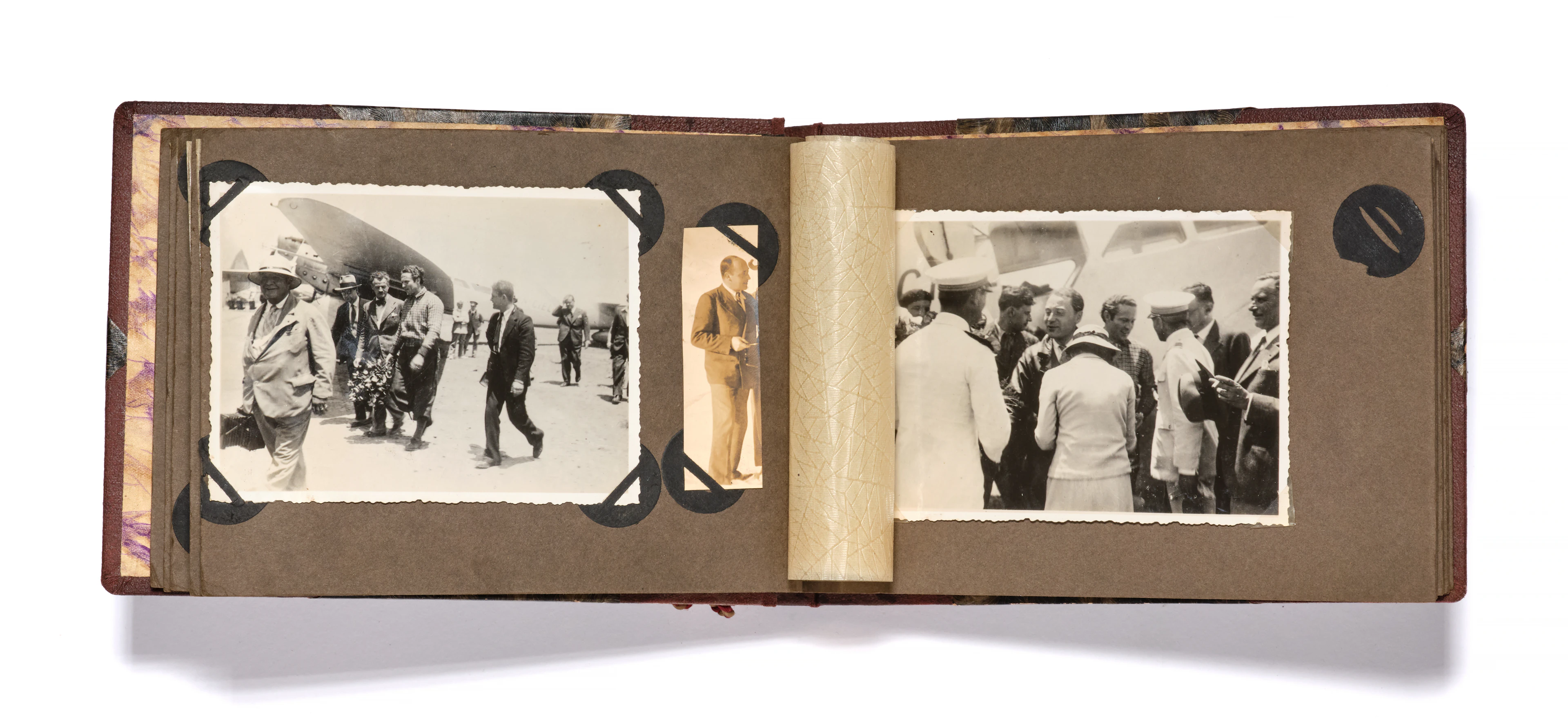 PETIT ALBUM DE PHOTOGRAPHIES AYANT APPARTENU À JEAN MERMOZ ET À SA FAMILLE