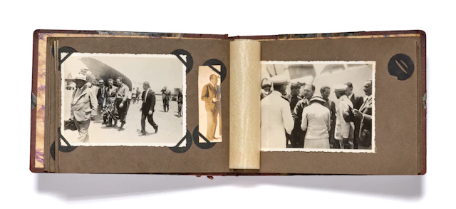 PETIT ALBUM DE PHOTOGRAPHIES AYANT APPARTENU À JEAN MERMOZ ET À SA FAMILLE