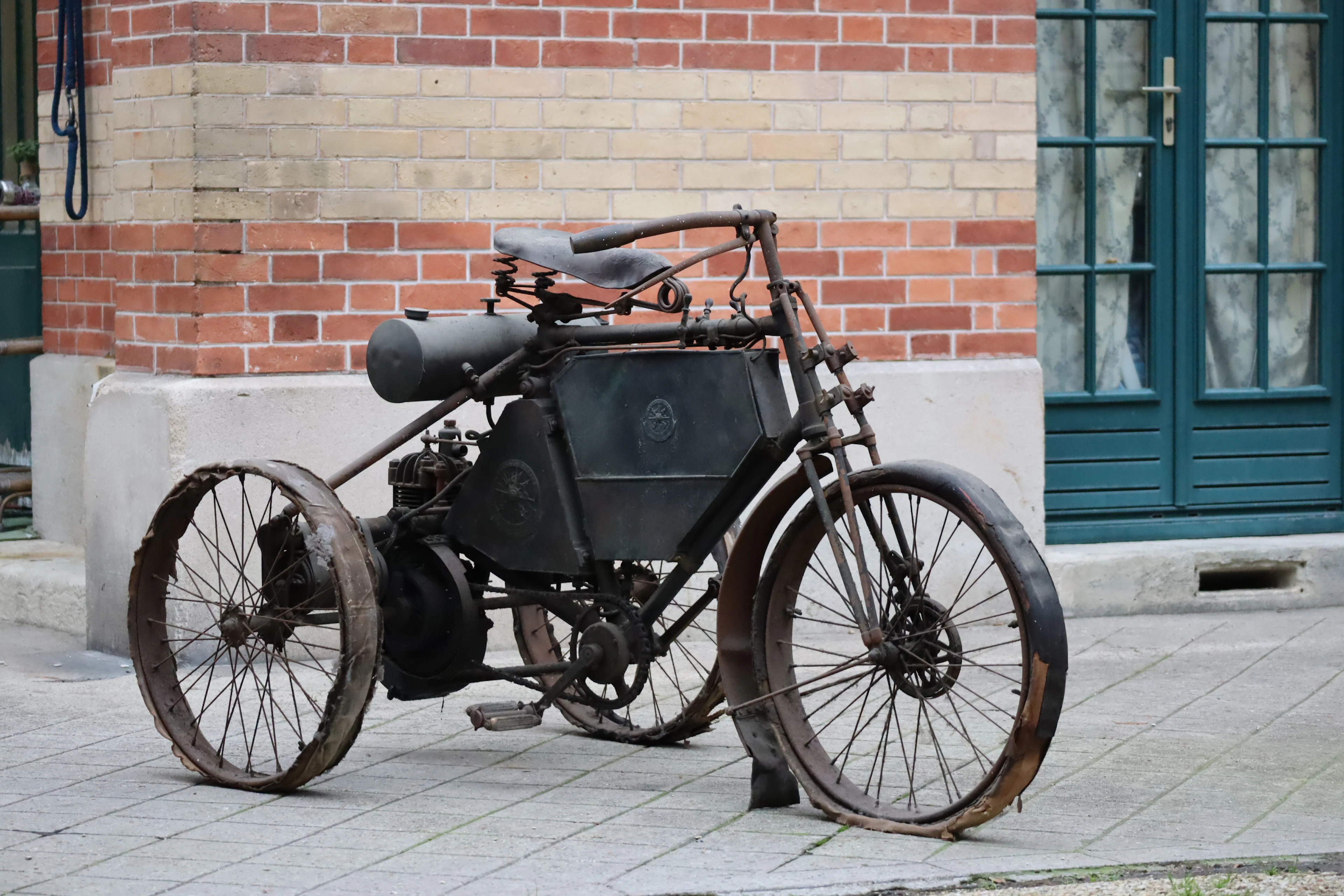 - 1898 De Dion Bouton Tricycle