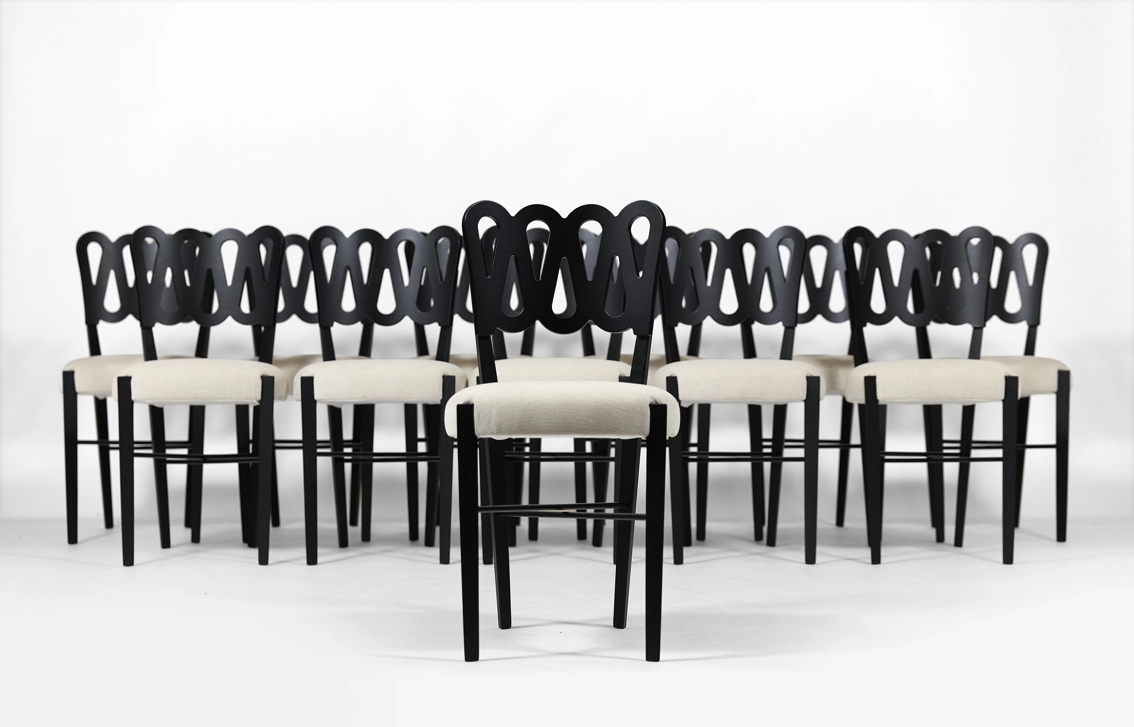 Suite de douze chaises modèle 969 Modèle créé en 1969, les nôtres circa 1990