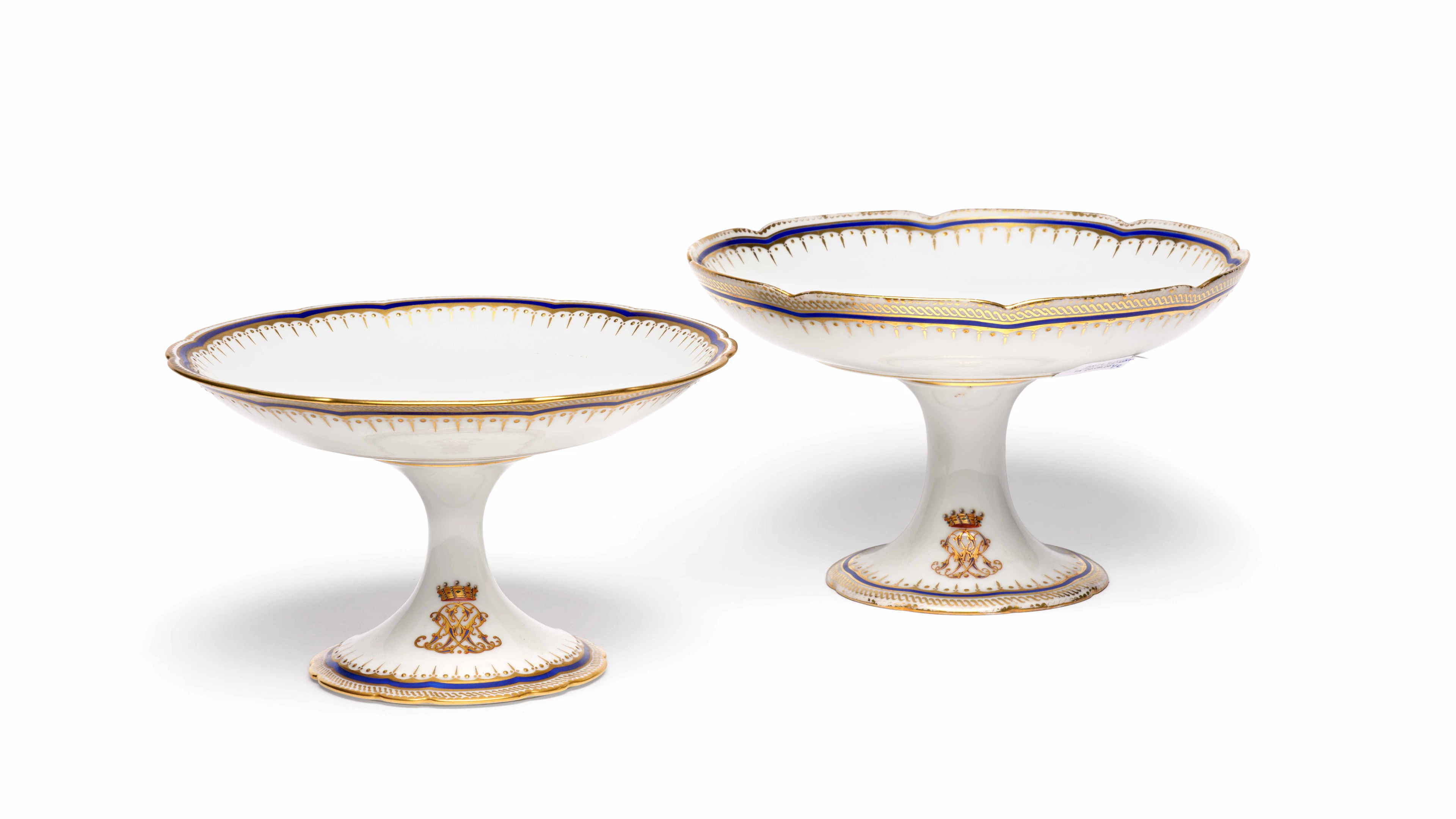 DEUX COUPES SUR PIÉDOUCHE EN PORCELAINE DE PARIS DU XIXe SIÈCLE