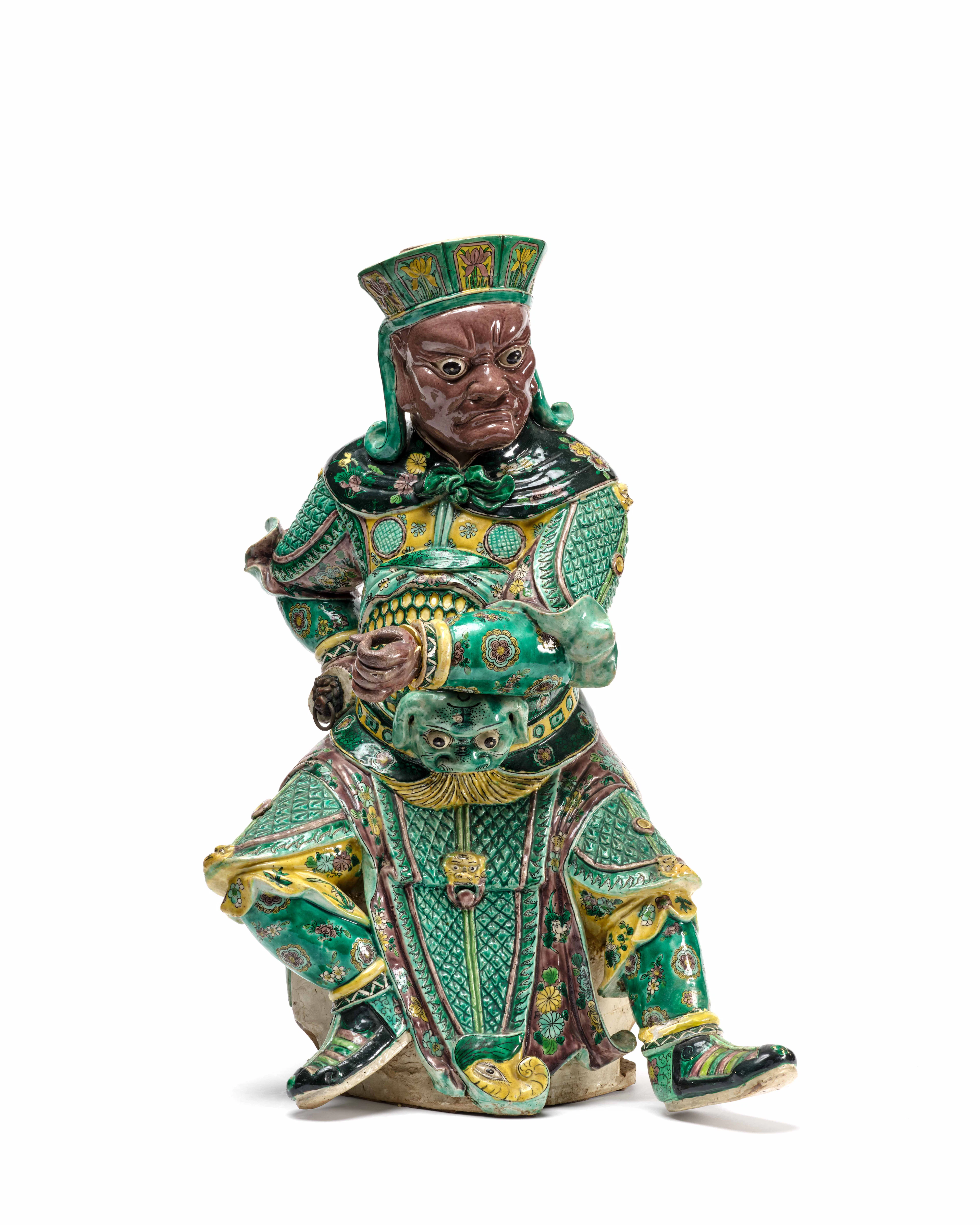 STATUE DE ROI GARDIEN EN PORCELAINE VERTE, JAUNE ET AUBERGINE, Chine