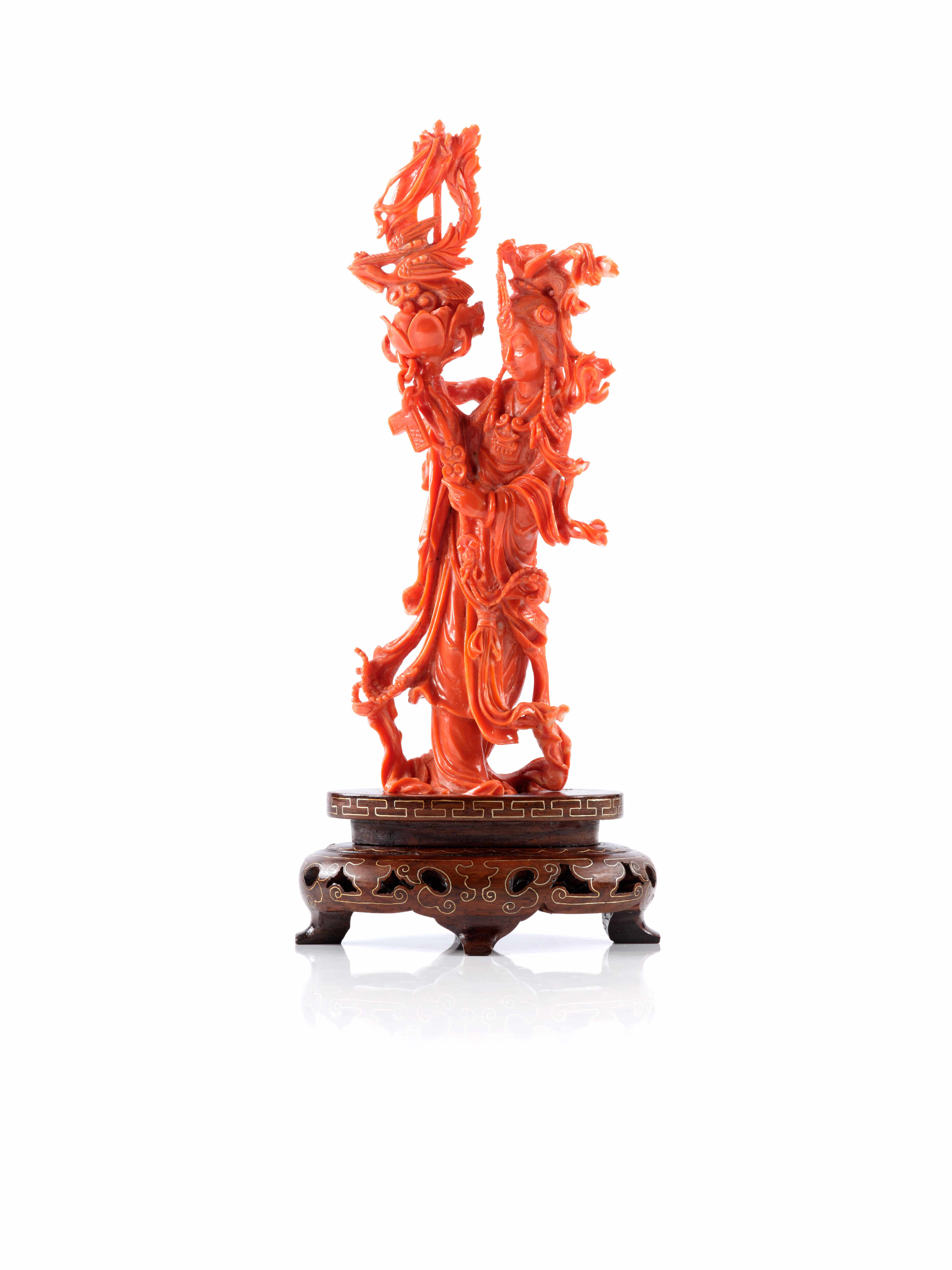 STATUETTE DE FEMME EN CORAIL, Chine, XXe siècle