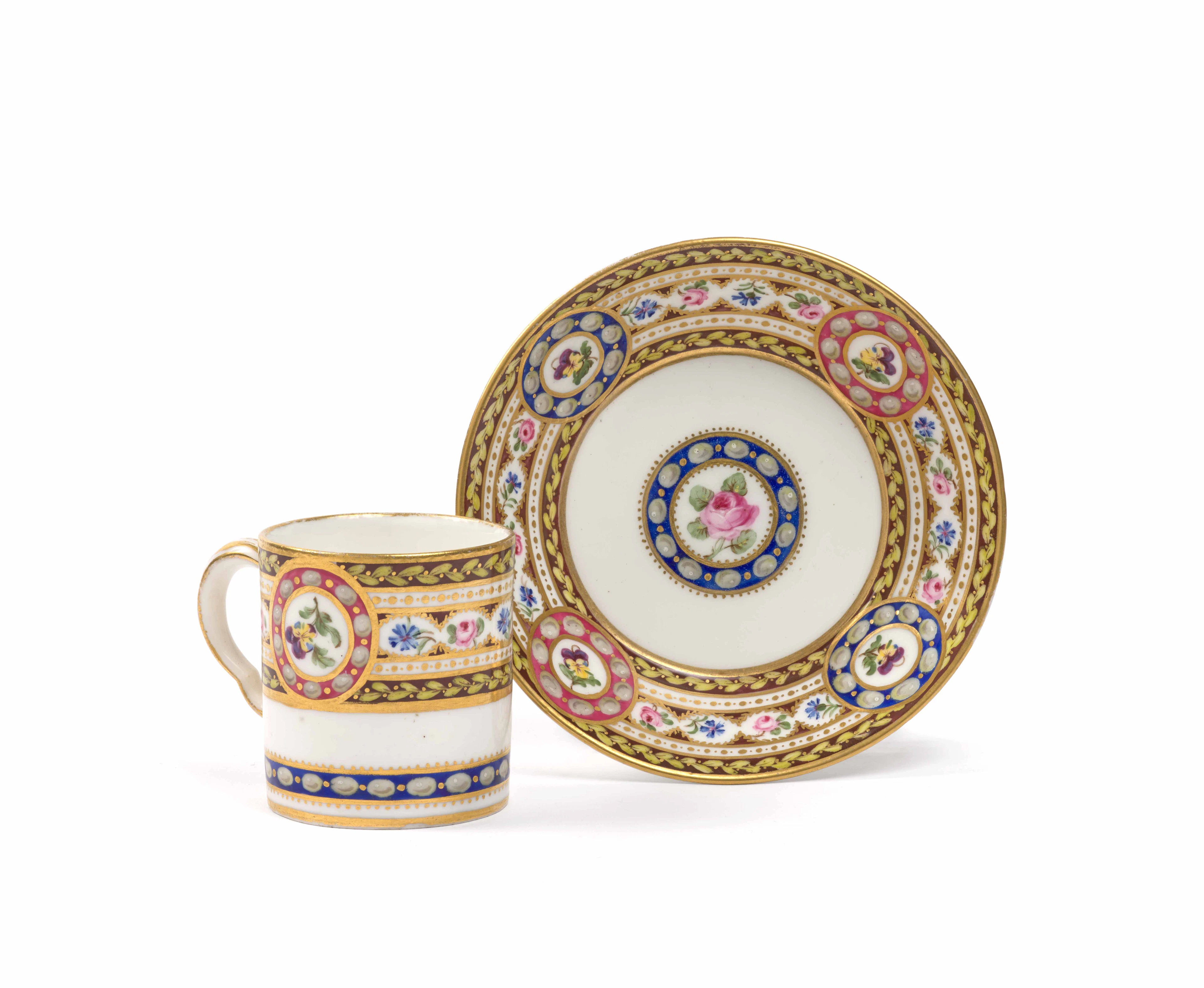 GOBELET LITRON ET SA SOUCOUPE EN PORCELAINE TENDRE DE SÈVRES DU XVIIIe