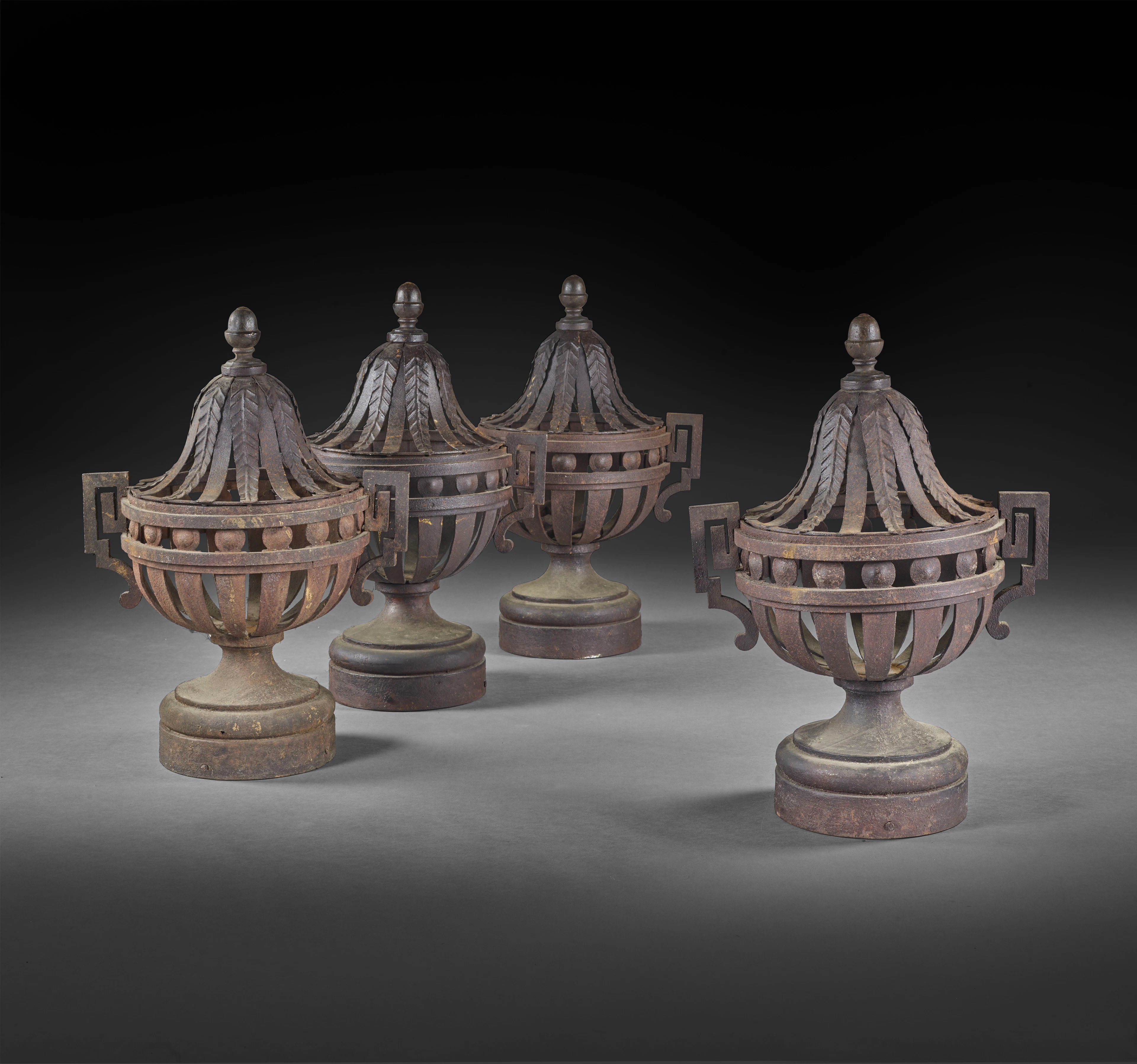 SUITE DE QUATRE VASES DE JARDIN D'ÉPOQUE NÉOCLASSIQUE, FIN DU XVIIIe SIÈCLE