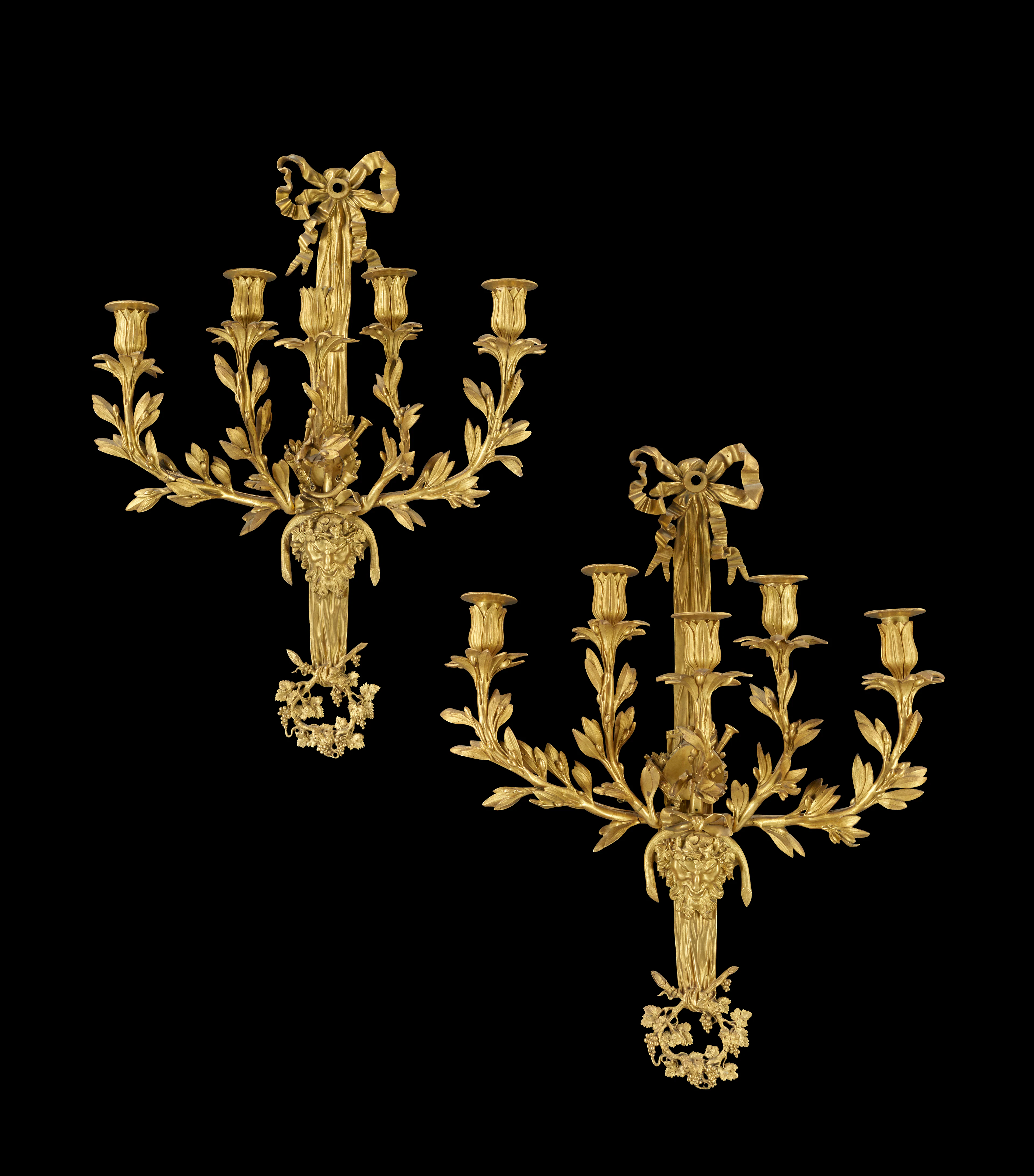 PAIRE D'APPLIQUES DE STYLE LOUIS XVI