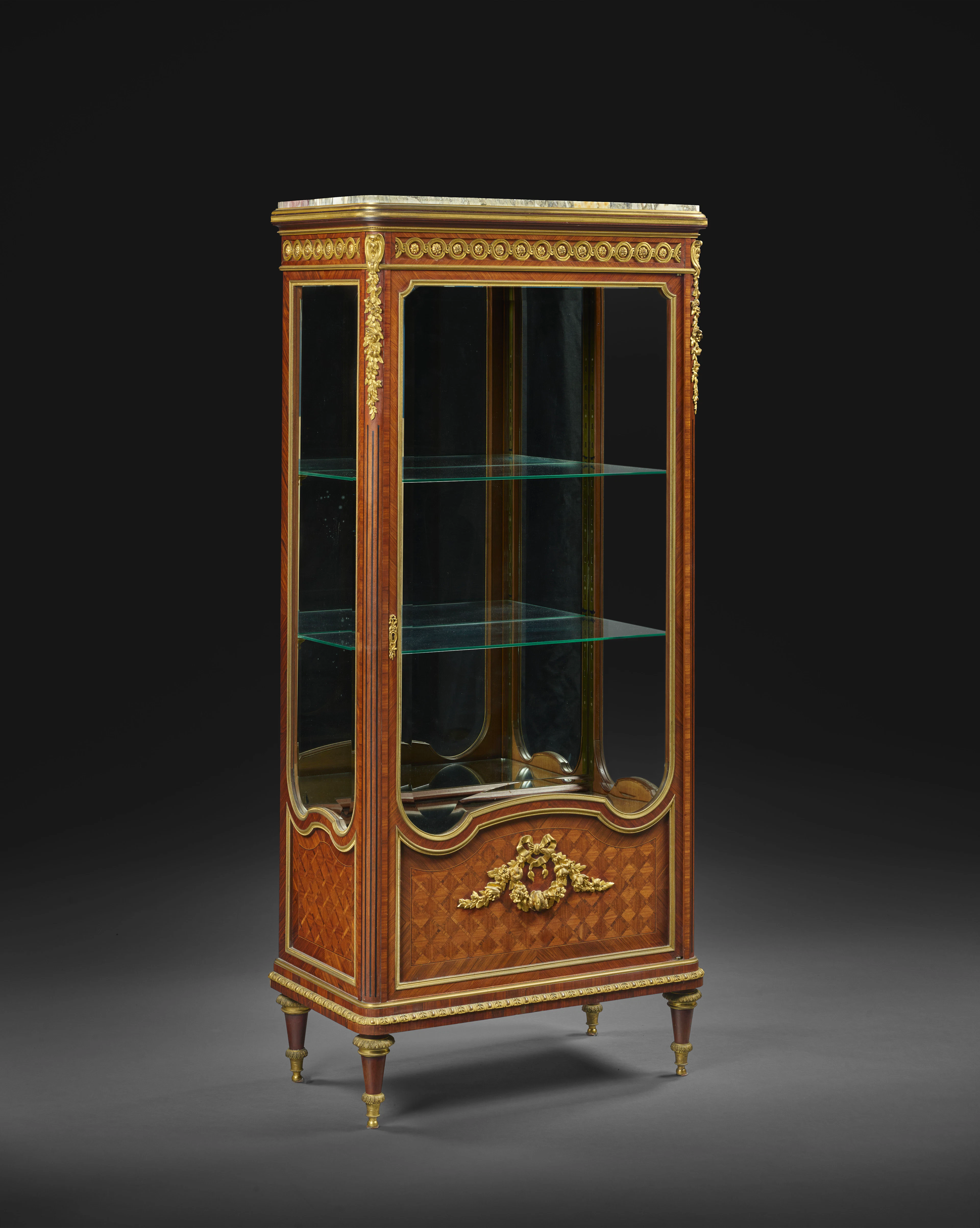 VITRINE DE STYLE LOUIS XVI, FIN DU XIXe SIÈCLE