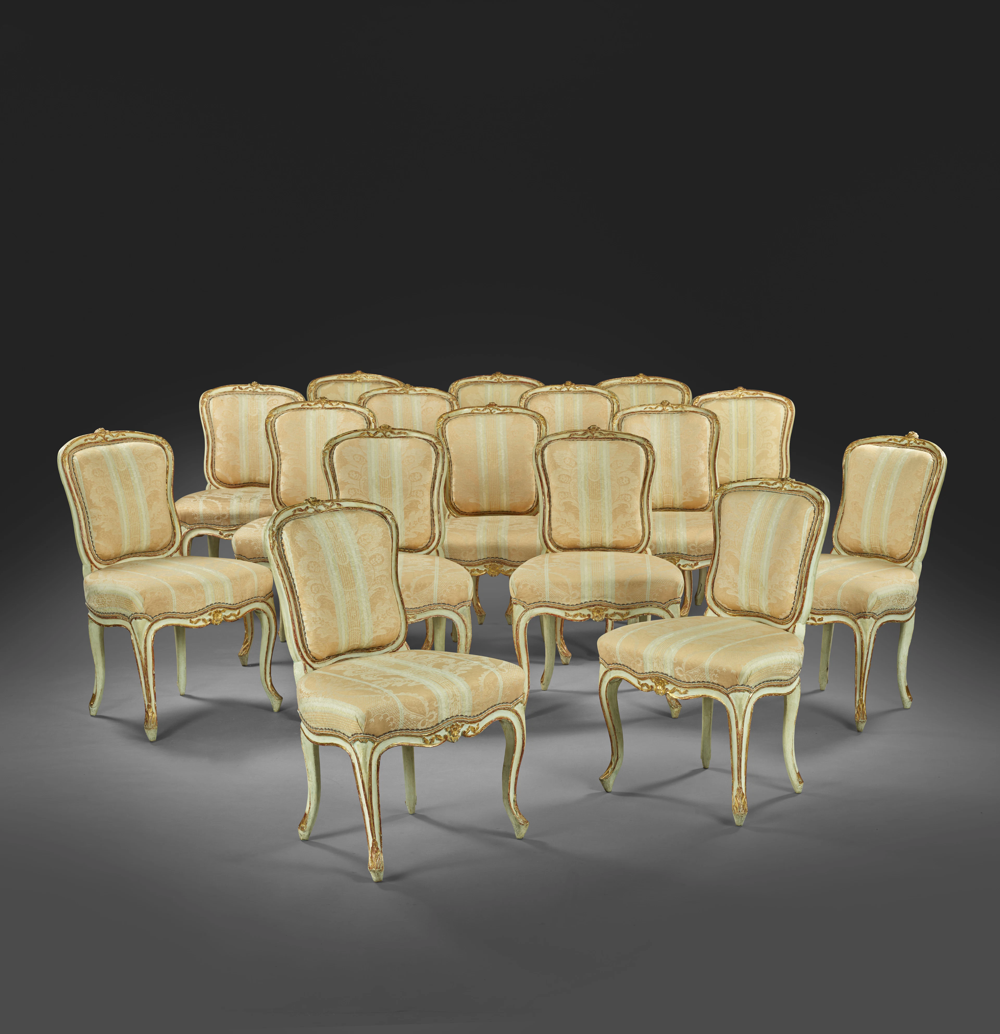 SUITE DE DOUZE CHAISES DE SALLE À MANGER DU MILIEU DU XVIIIe SIÈCLE