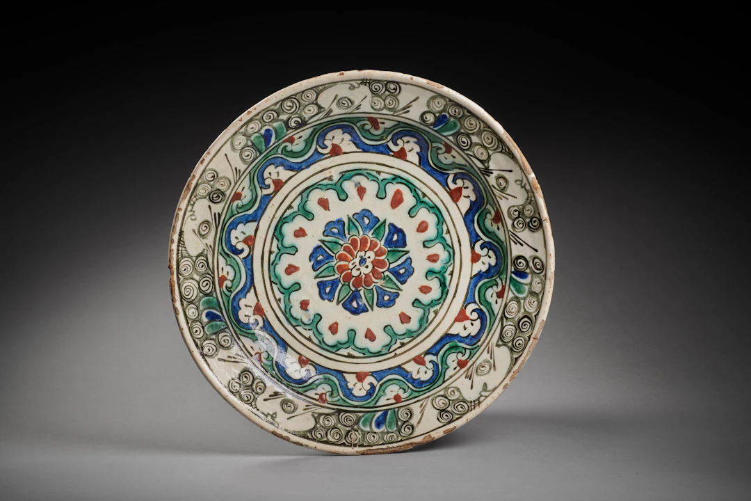 An Iznik Pottery Dish with a Rosette