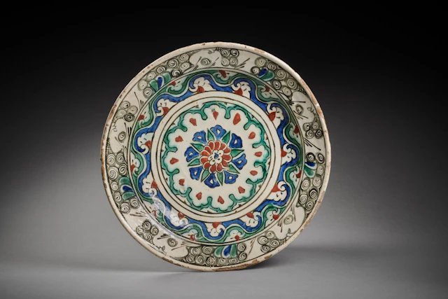 An Iznik Pottery Dish with a Rosette