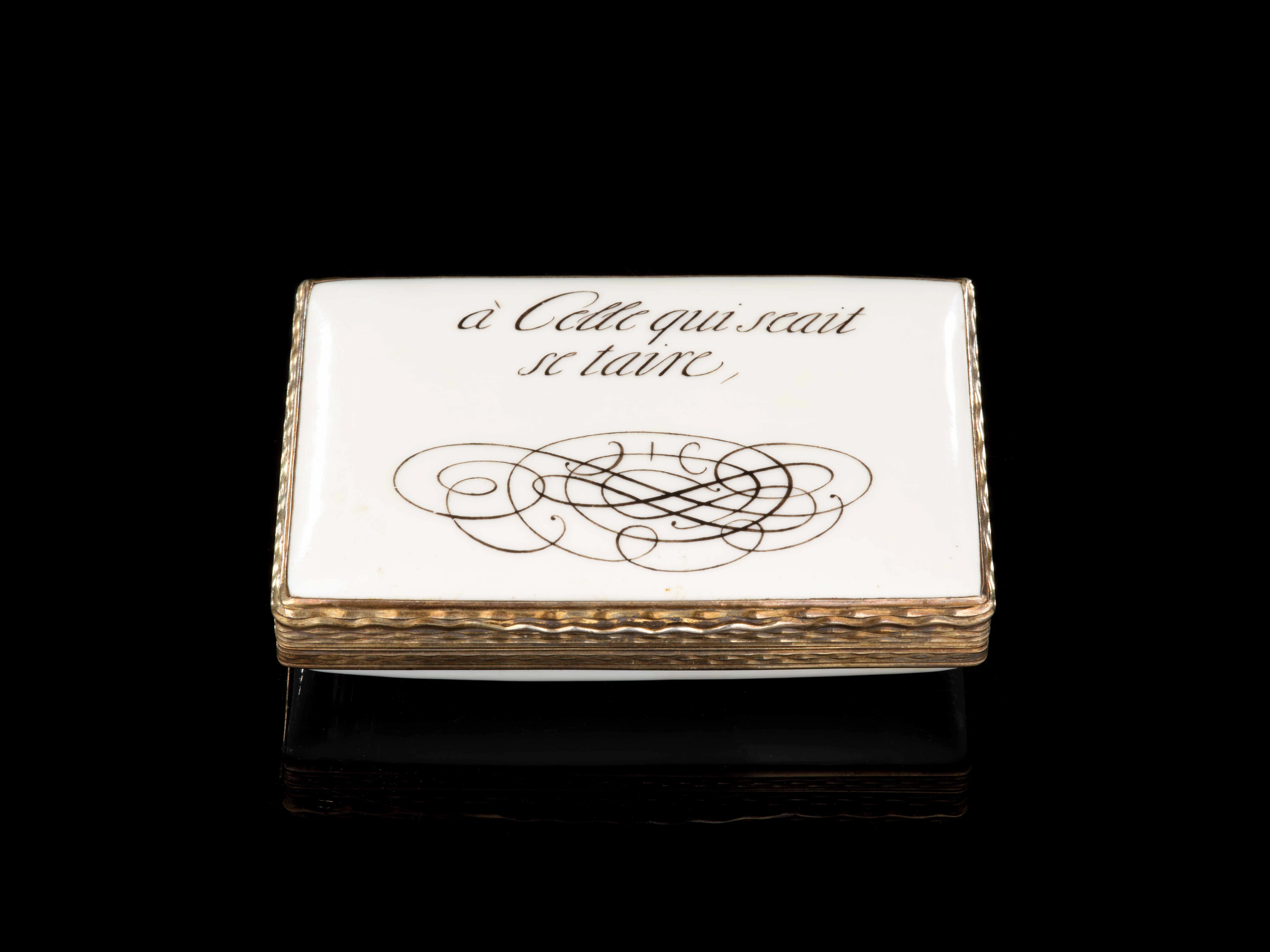 BOÎTE EN FORME DE LETTRE CACHETÉE EN PORCELAINE DE MEISSEN VERS 1755