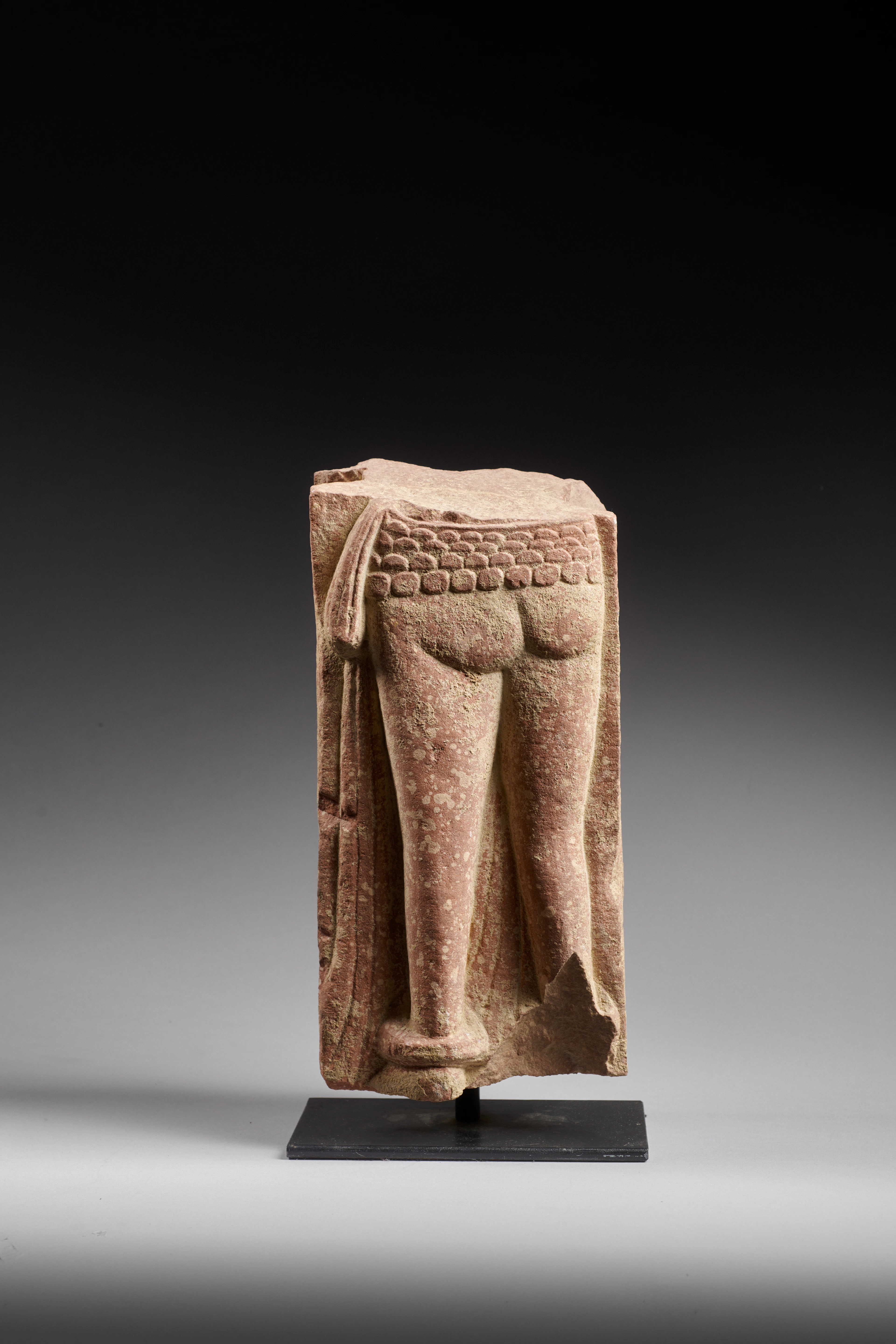 FRAGMENT DE BAS-RELIEF EN GRÈS ROSE, Inde, période Kushan, circa IIIe siècle