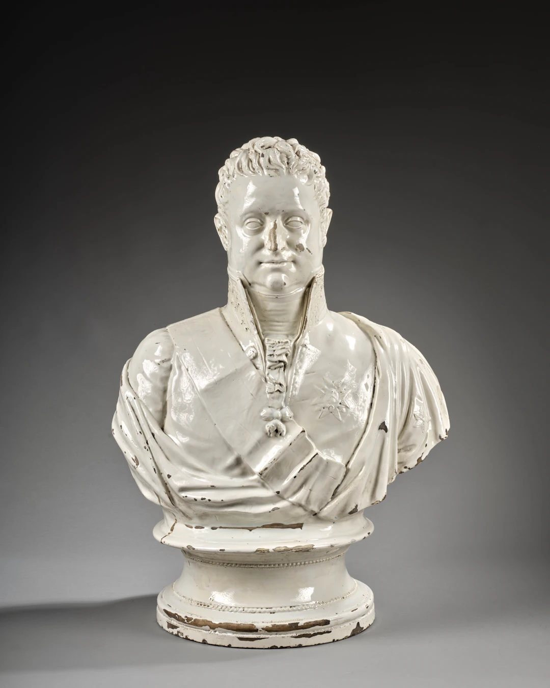 GRAND BUSTE D’HOMME EN FAÏENCE ÉMAILLÉE BLANCHE DE L’EST DE LA FRANCE