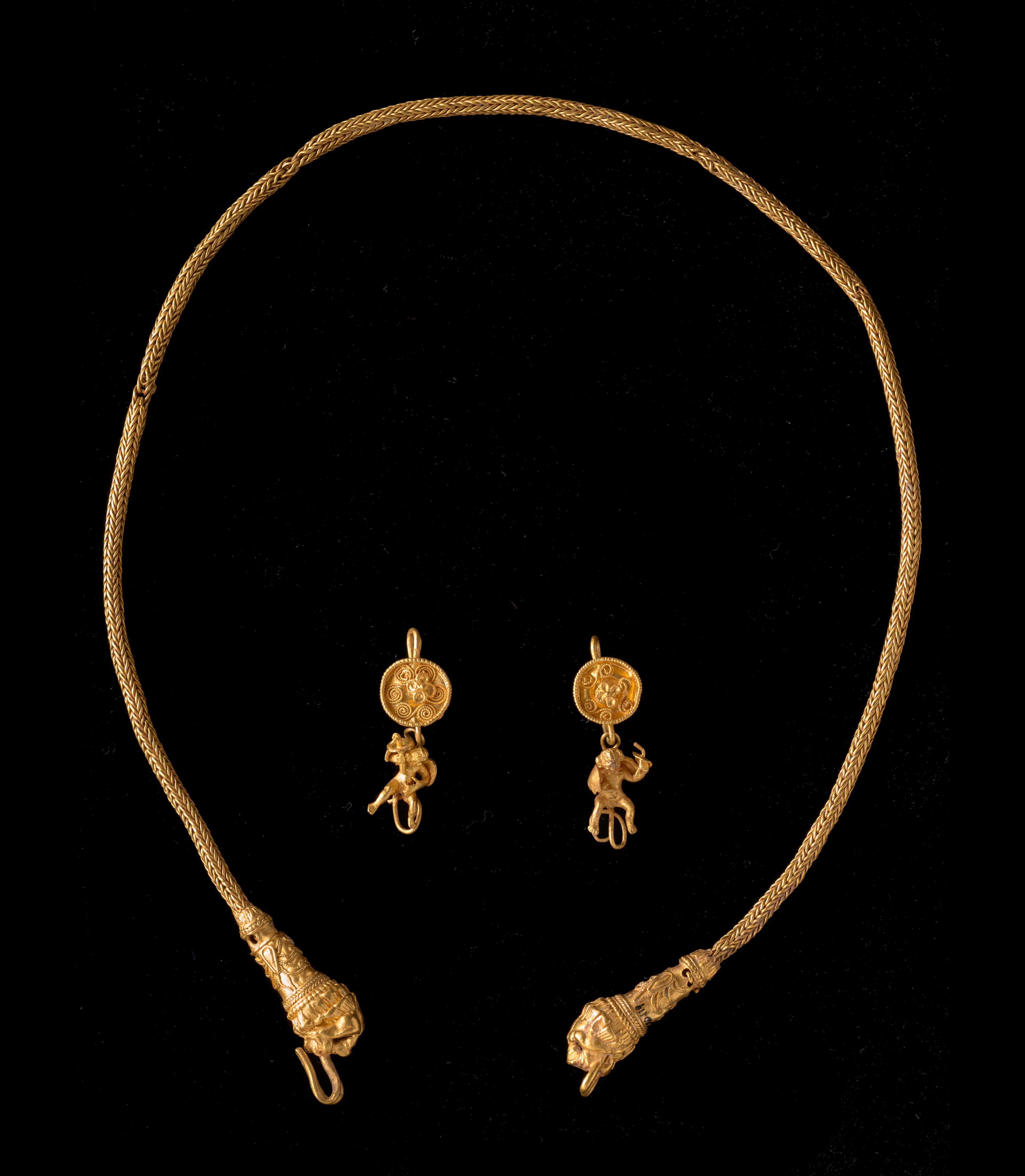 Hellenistic gold necklace and pair or ear pendants