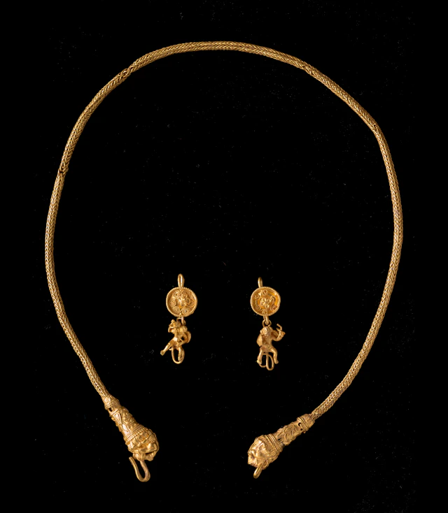 Hellenistic gold necklace and pair or ear pendants